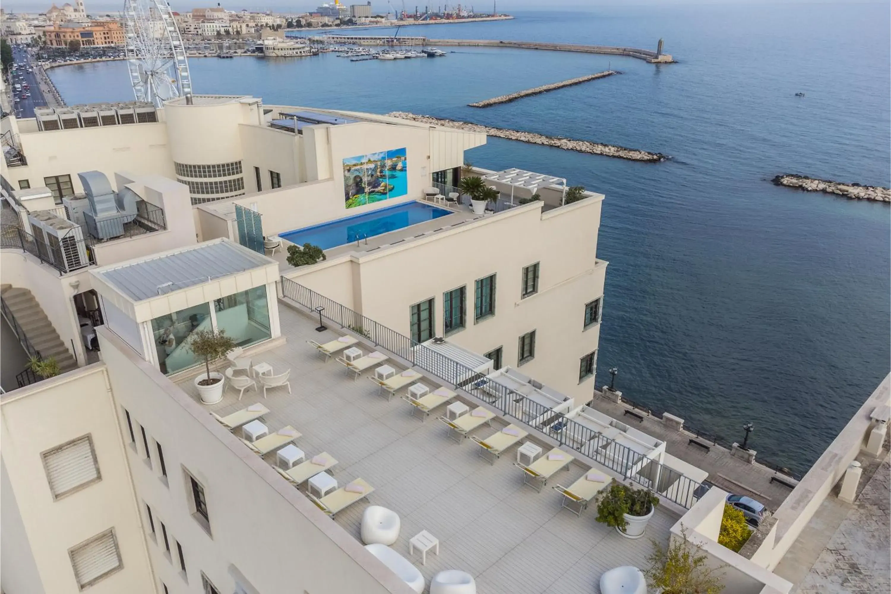 Swimming pool in JR Hotels Bari Grande Albergo delle Nazioni Swimming pool in JR Hotels Bari Grande Albergo delle Nazioni