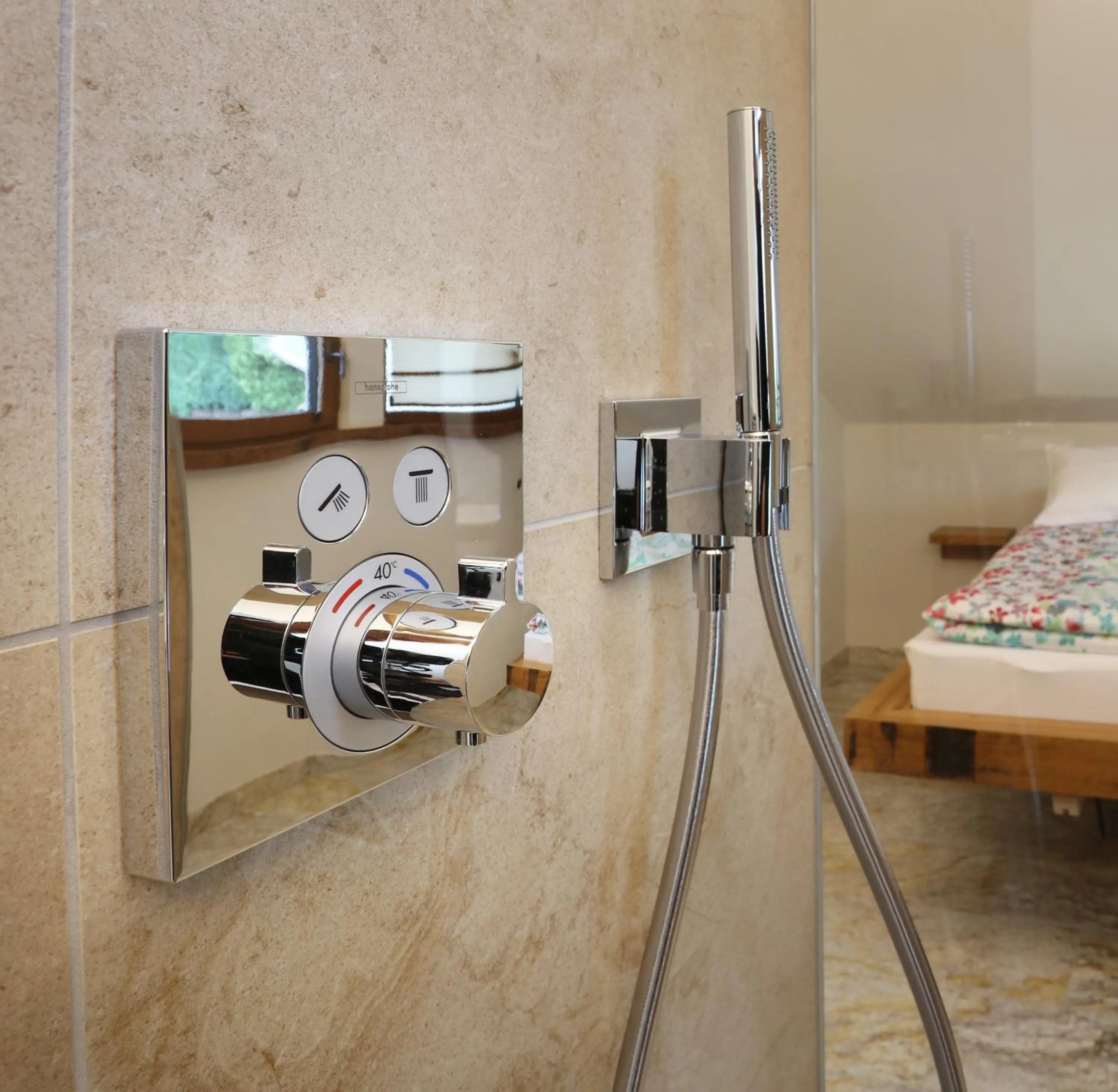 Shower, Bed in Gästehaus Alte Glaserei