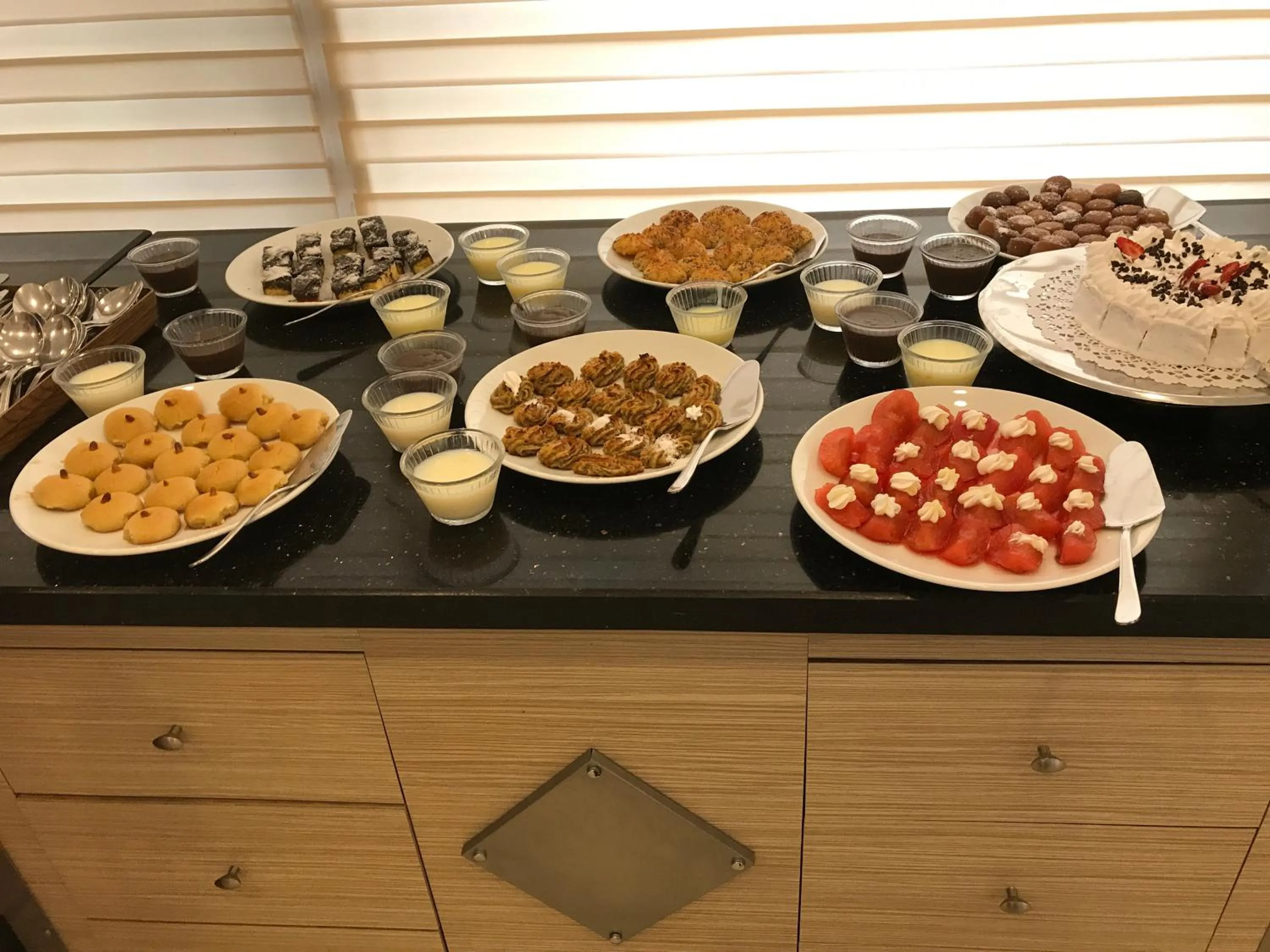 Restaurant/places to eat in Muz Hotel