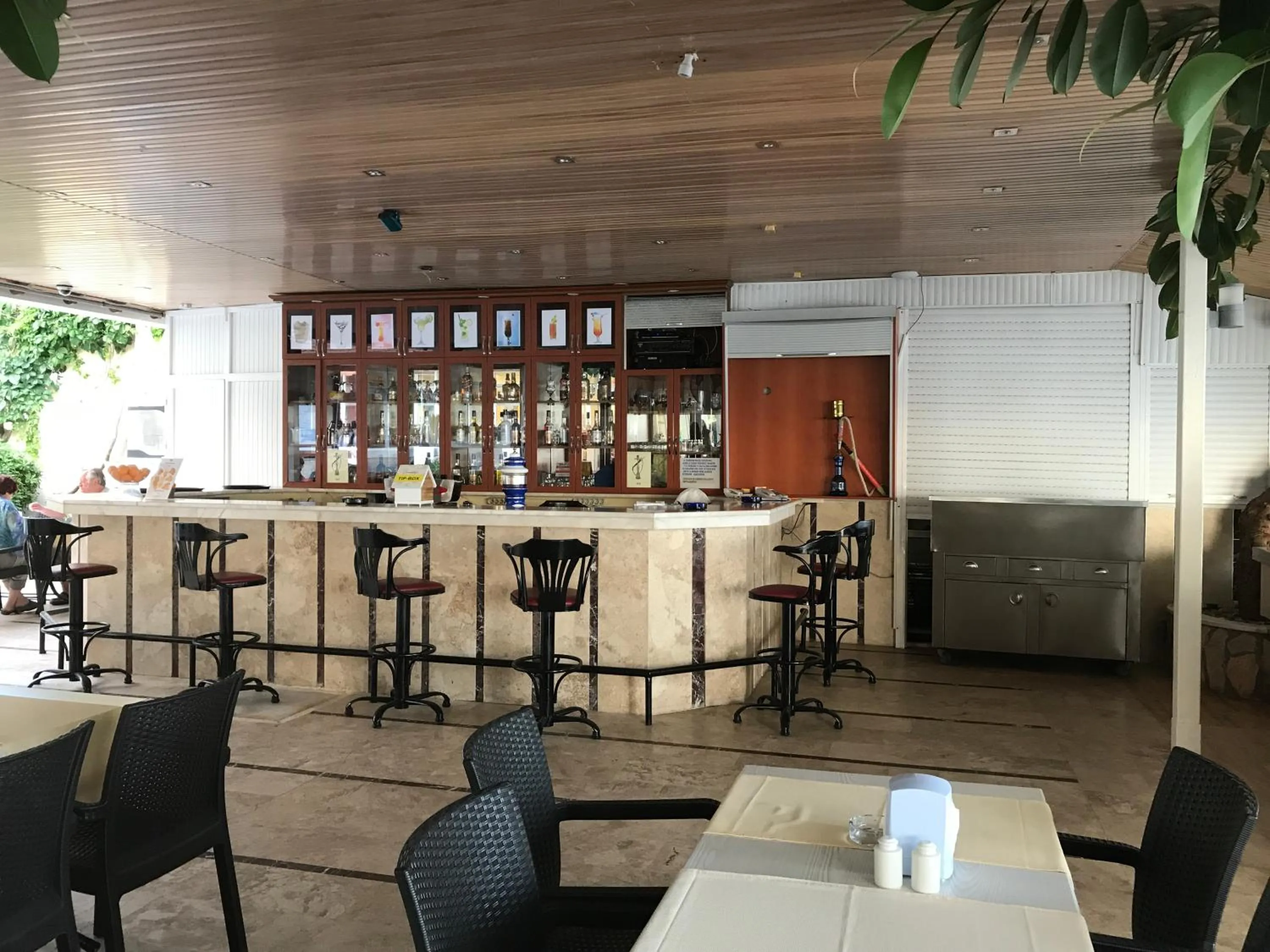 Restaurant/places to eat in Muz Hotel