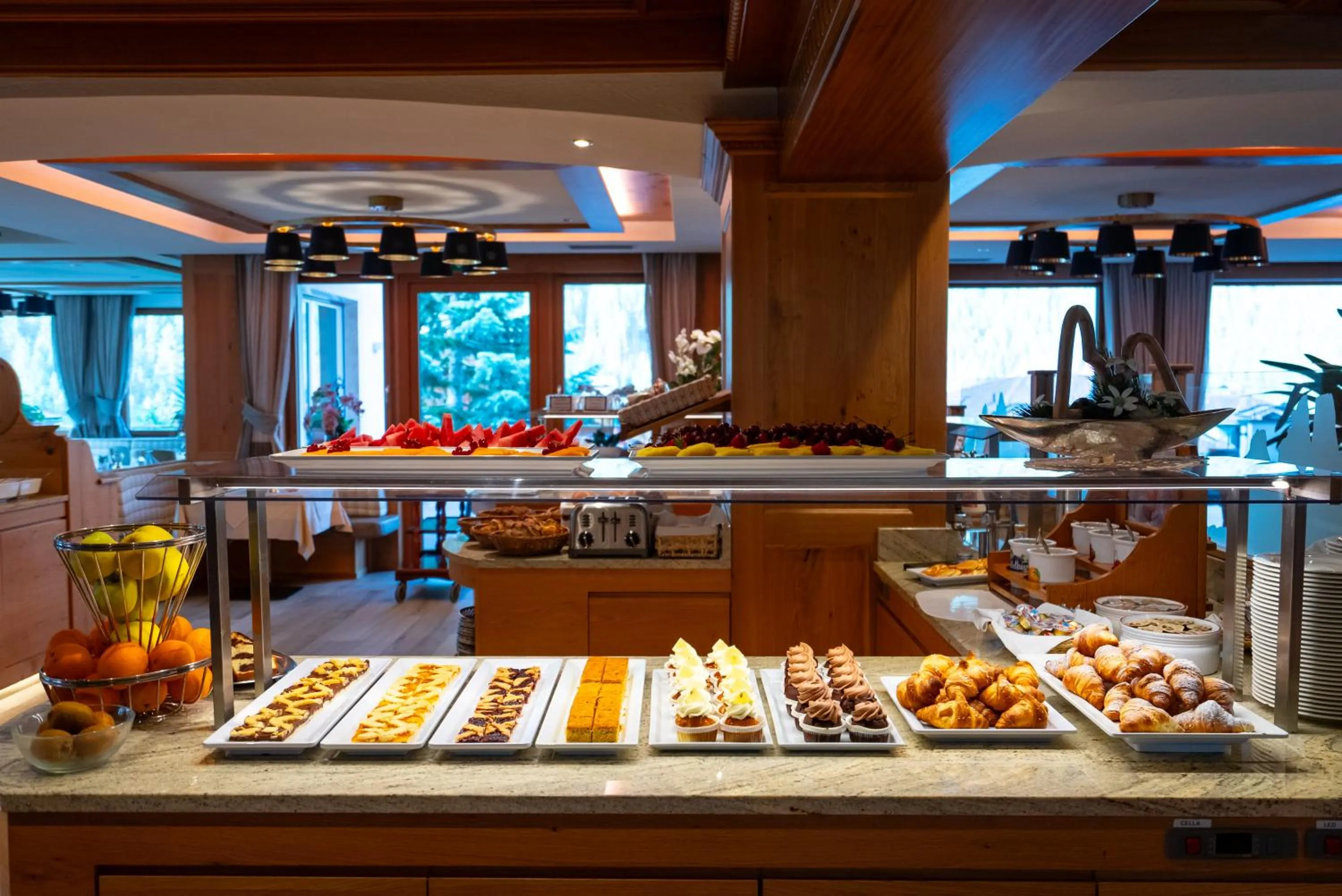 Buffet breakfast in Hotel Cesa Tyrol