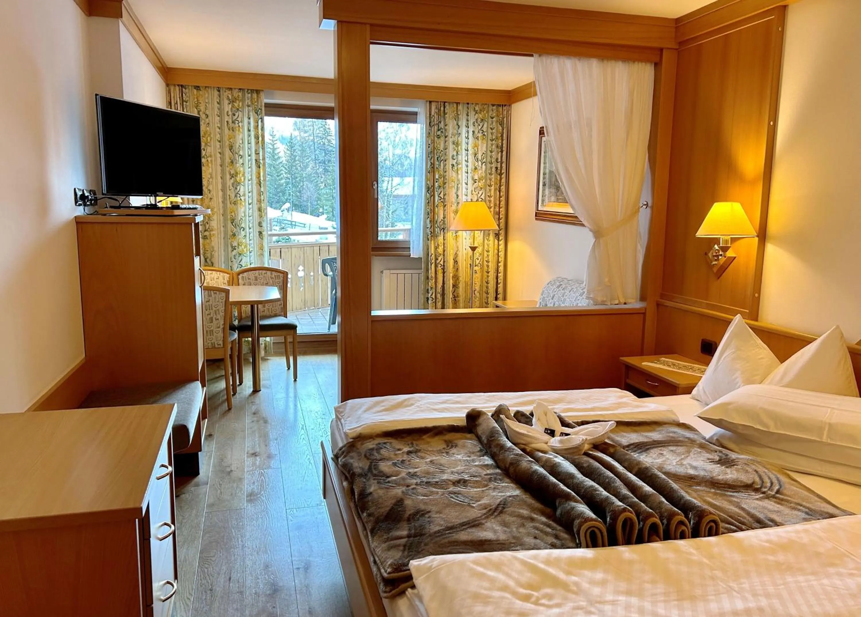 Bedroom, Bed in Hotel Cesa Tyrol