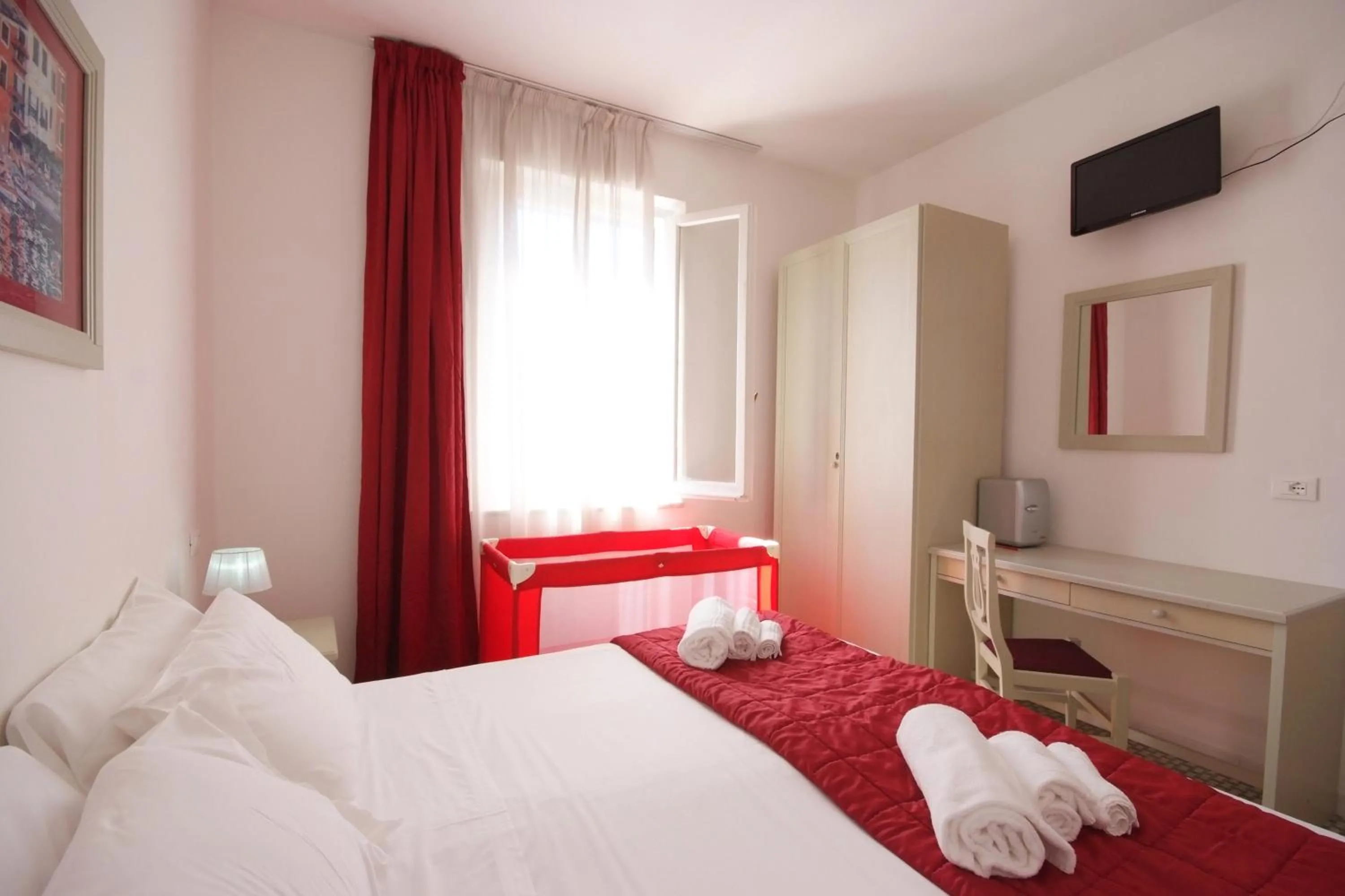 Photo of the whole room, Bed in Albergo Dei 10 Colori