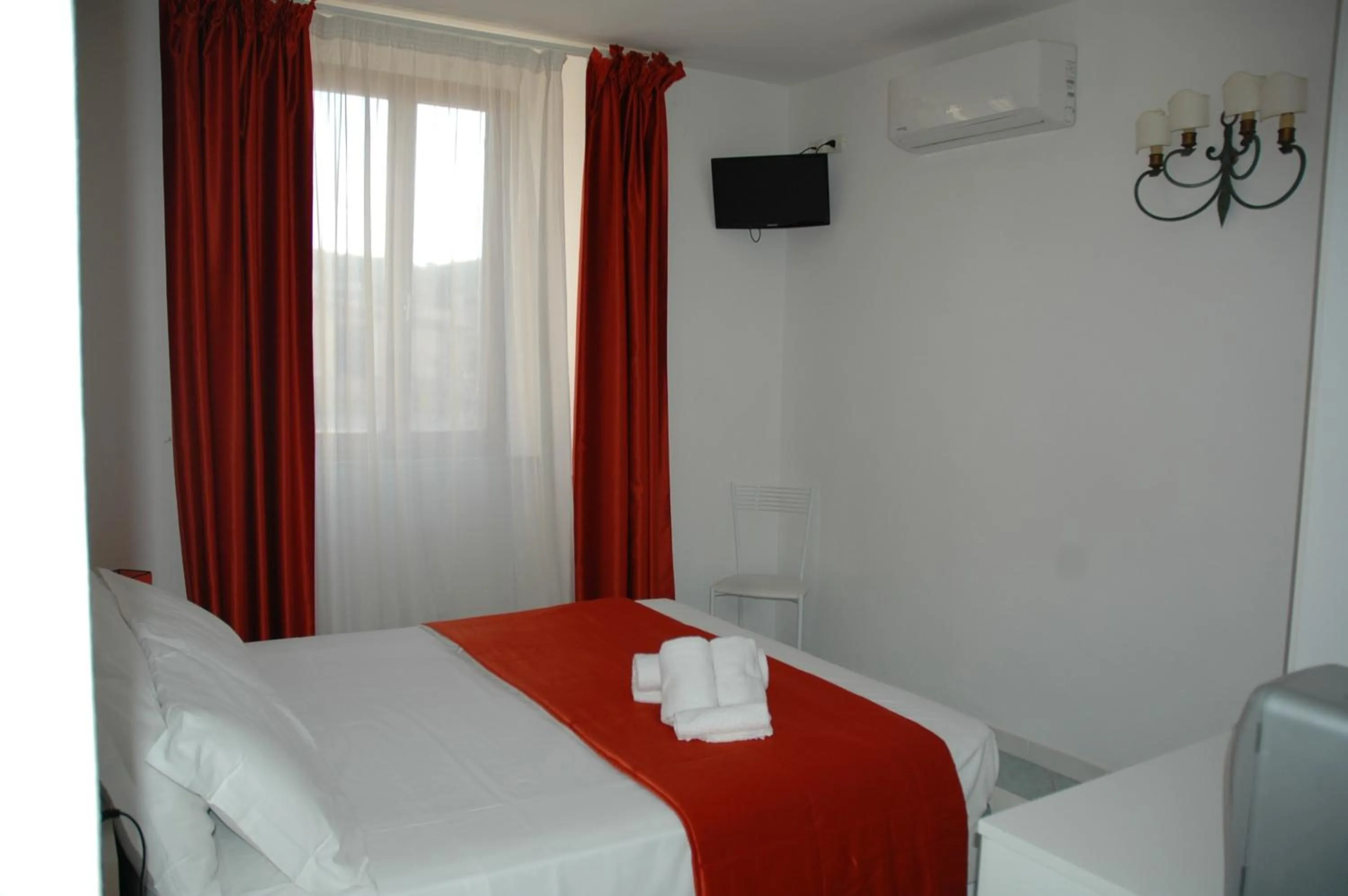 Bedroom, Bed in Albergo Dei 10 Colori