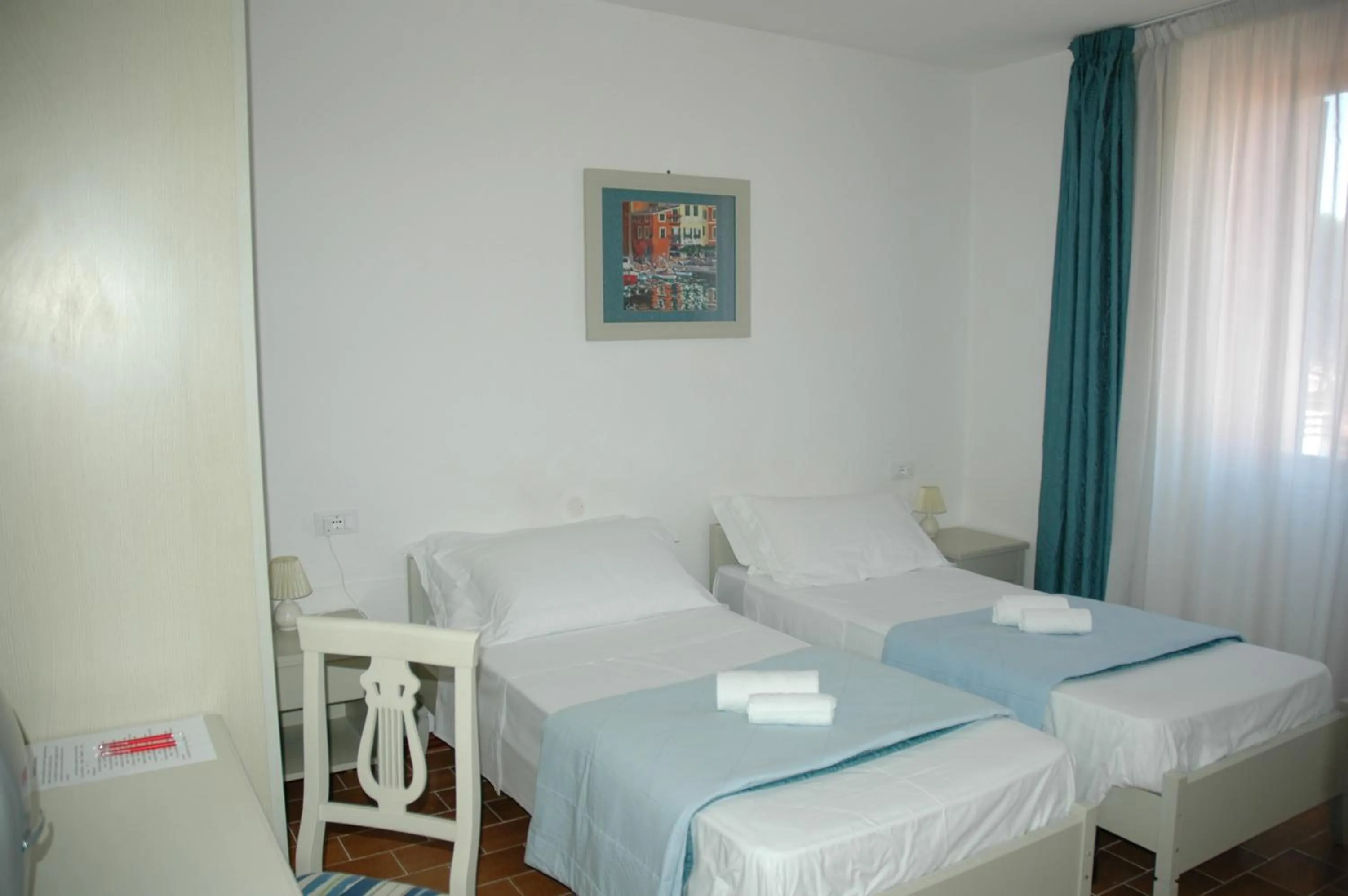 Photo of the whole room, Bed in Albergo Dei 10 Colori