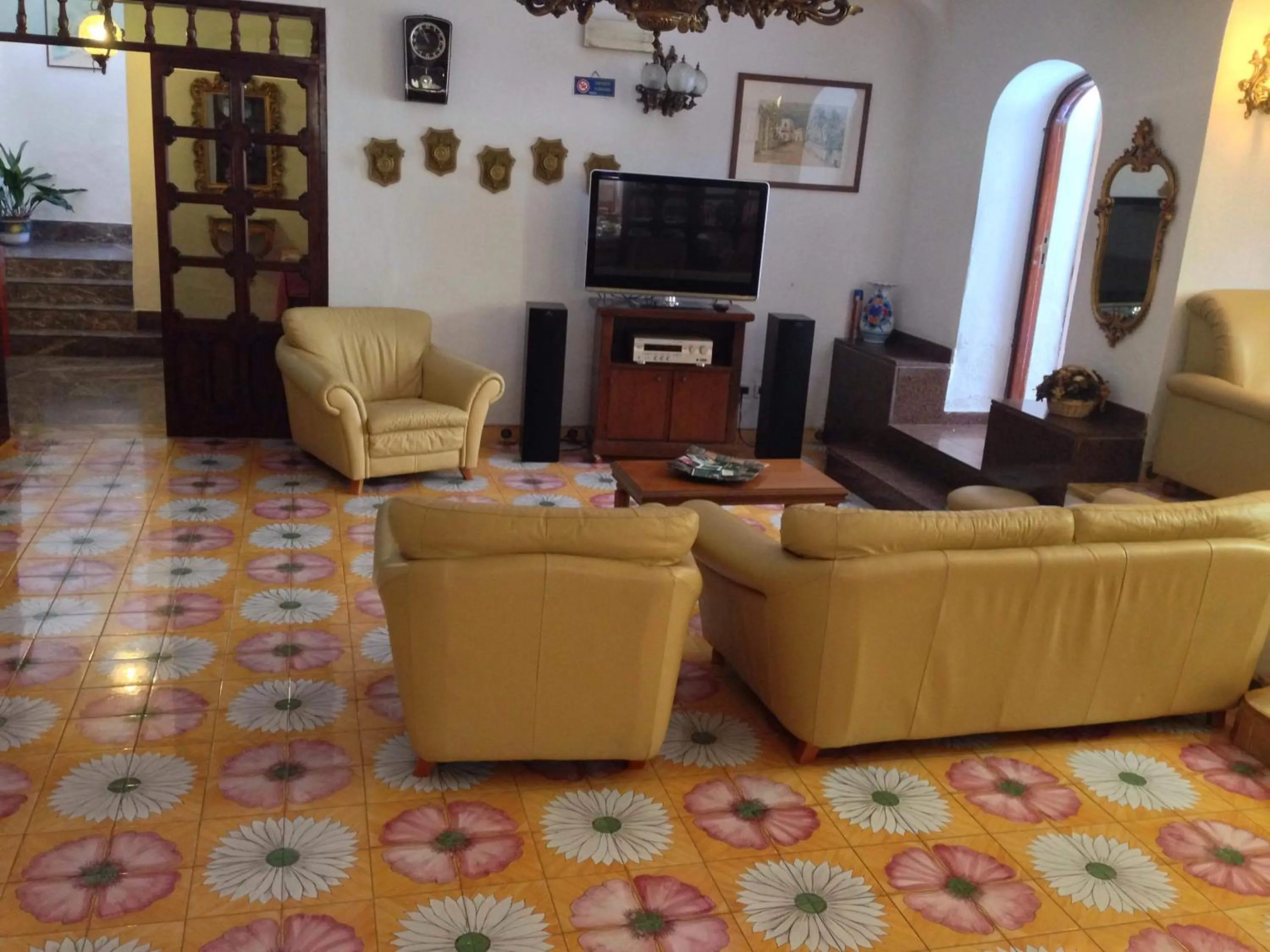 Communal lounge/ TV room in Hotel Villa Hermosa