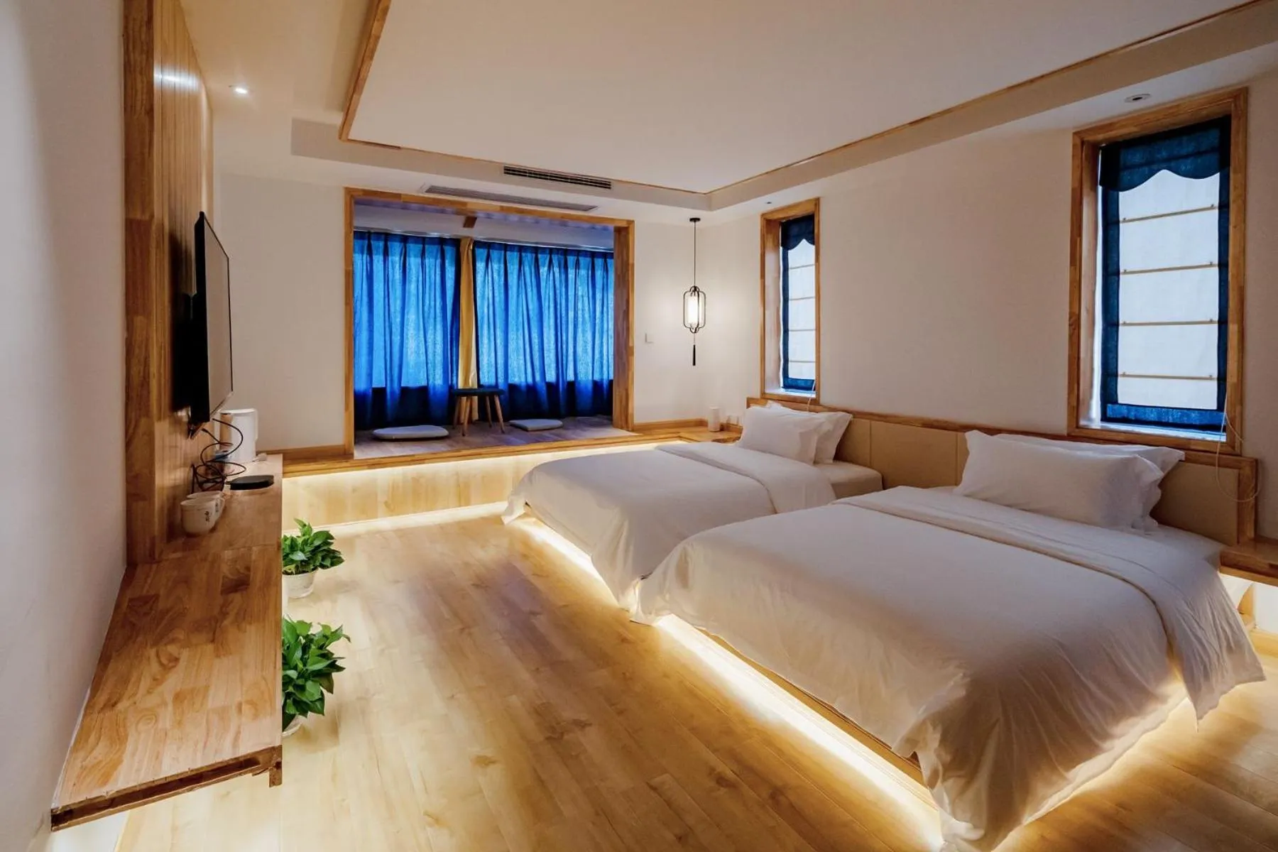 Photo of the whole room, Bed in Zhangjiajie Su Xin Resort Near Tianmen Shan & Hehua airport-Free pick up