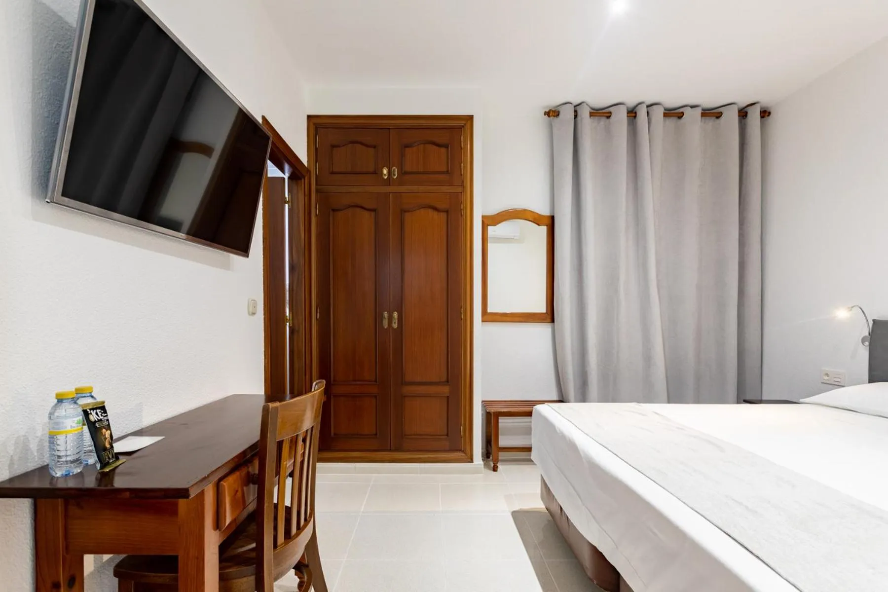 Bed in Hostal La Costa