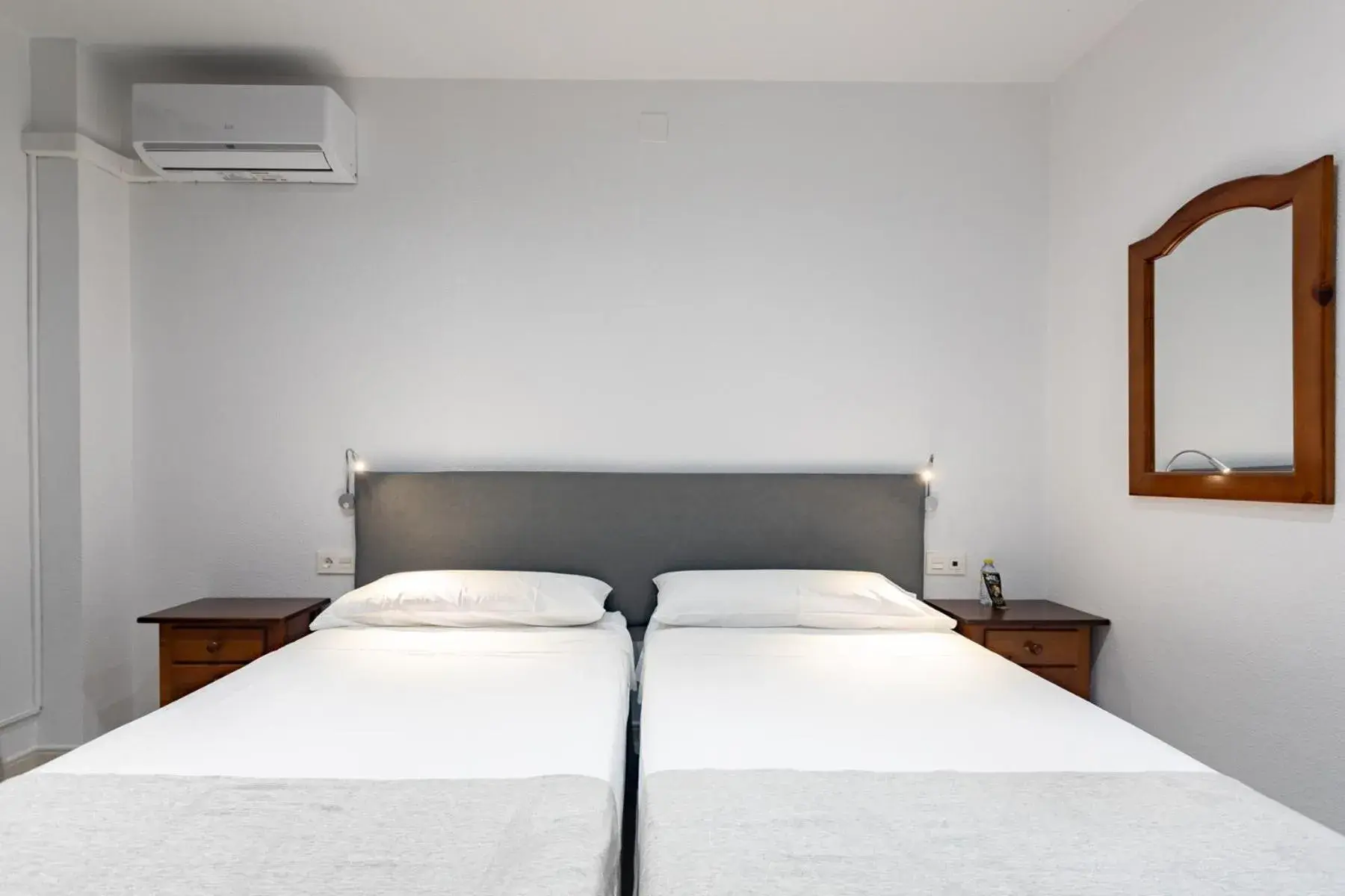 Twin Room in Hostal La Costa Twin Room in Hostal La Costa