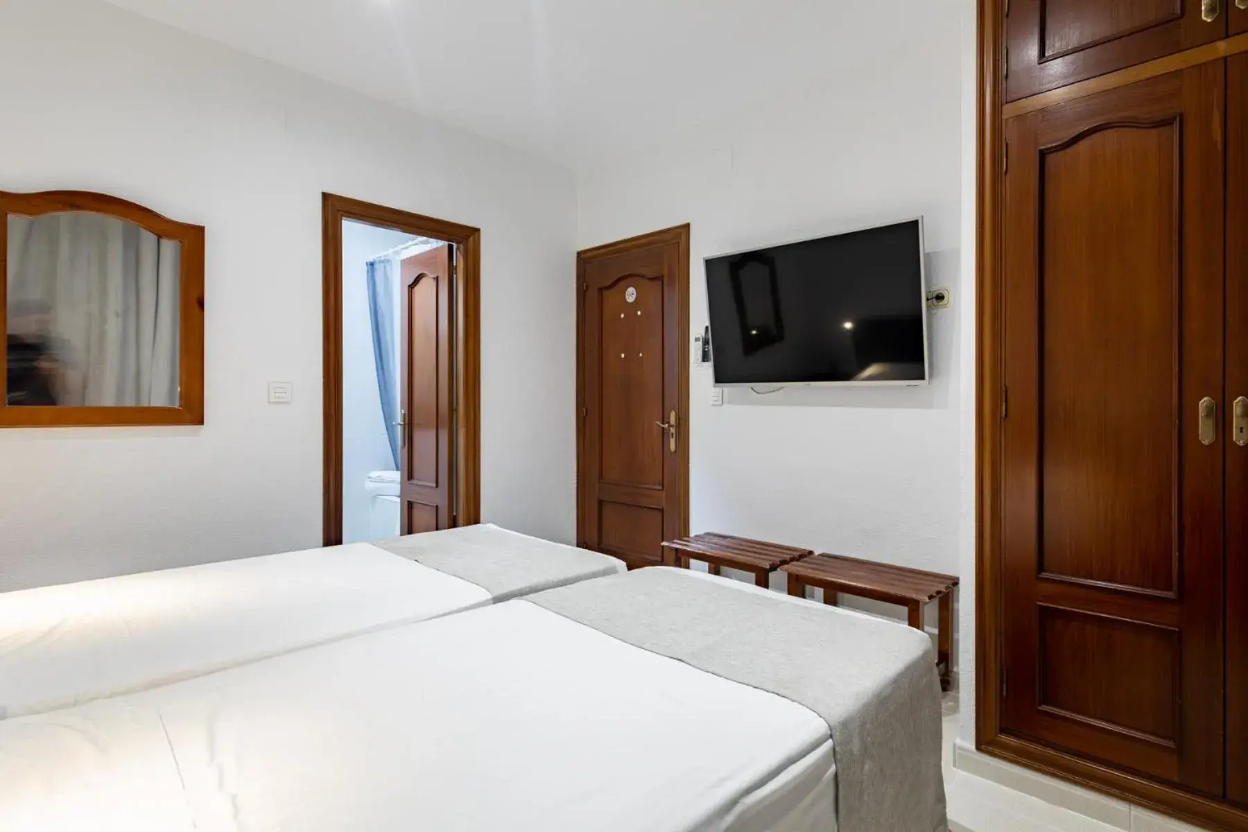 Twin Room in Hostal La Costa Twin Room in Hostal La Costa