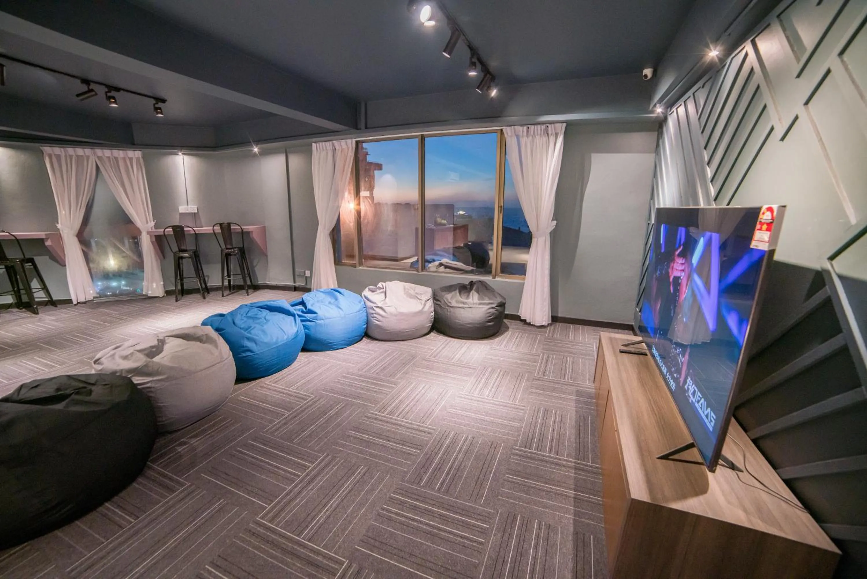 Homy Seafront Hostel