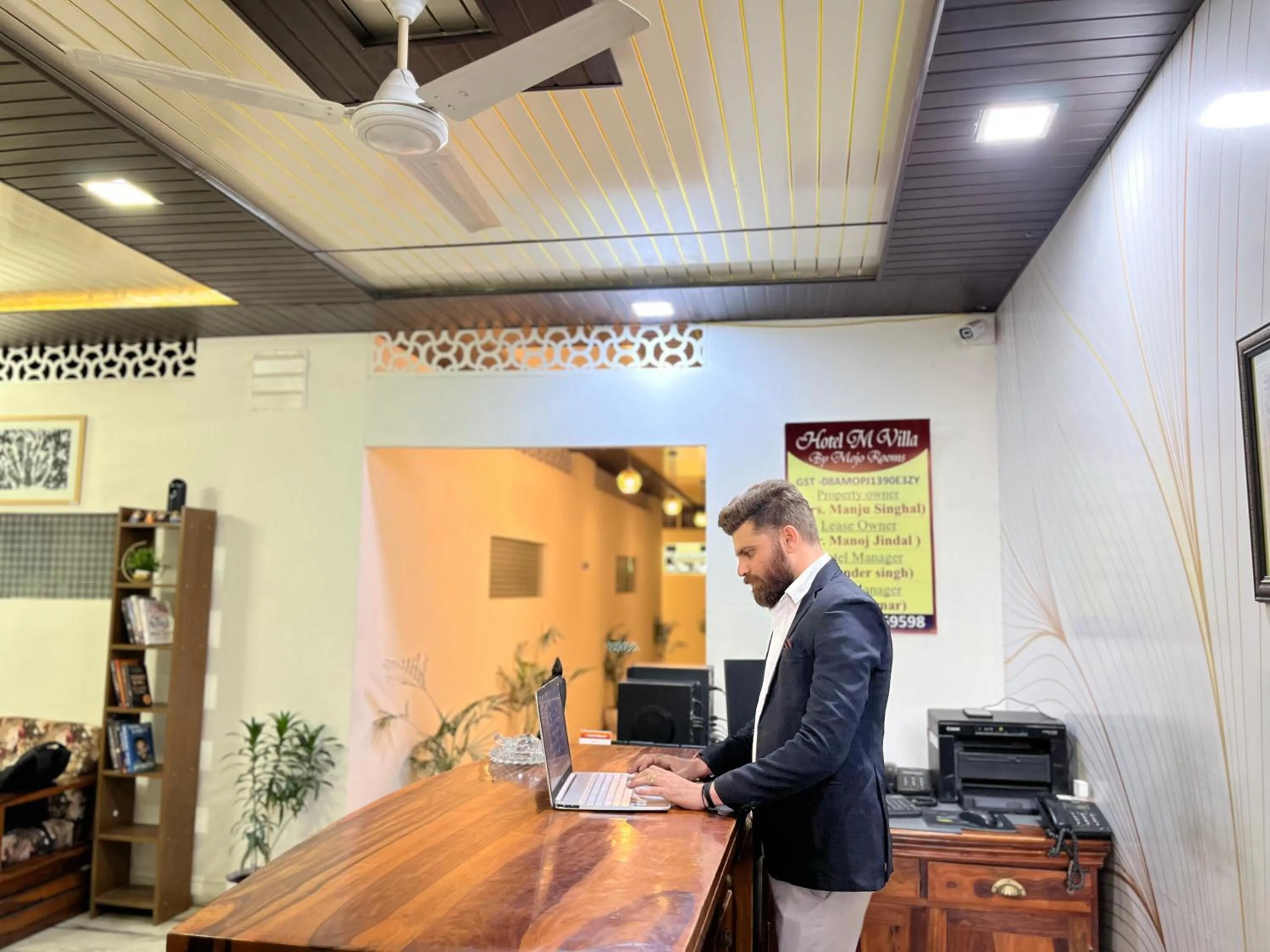 Communal lounge/ TV room in Mojo M Villa -Airport Boutique Hotel