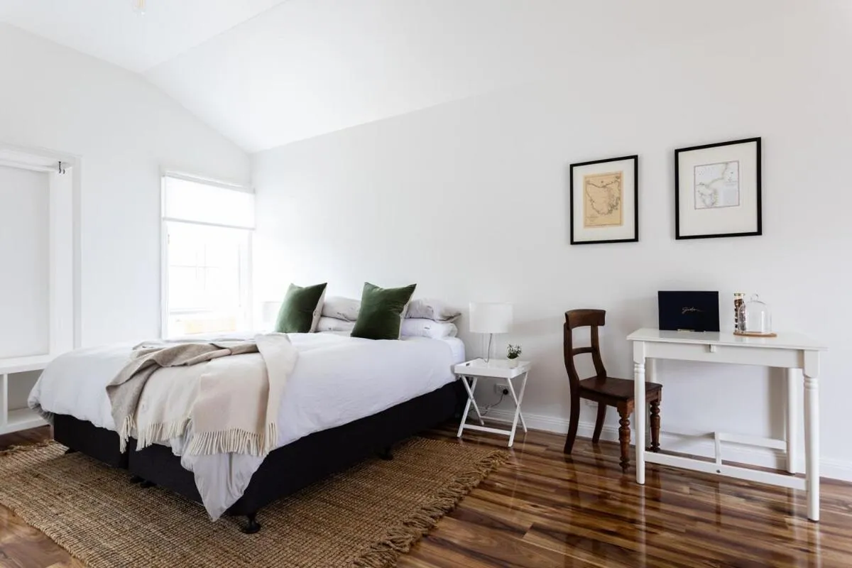 King Bed Studio in the Heart of Richmond