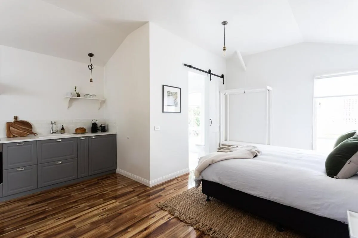 King Bed Studio in the Heart of Richmond
