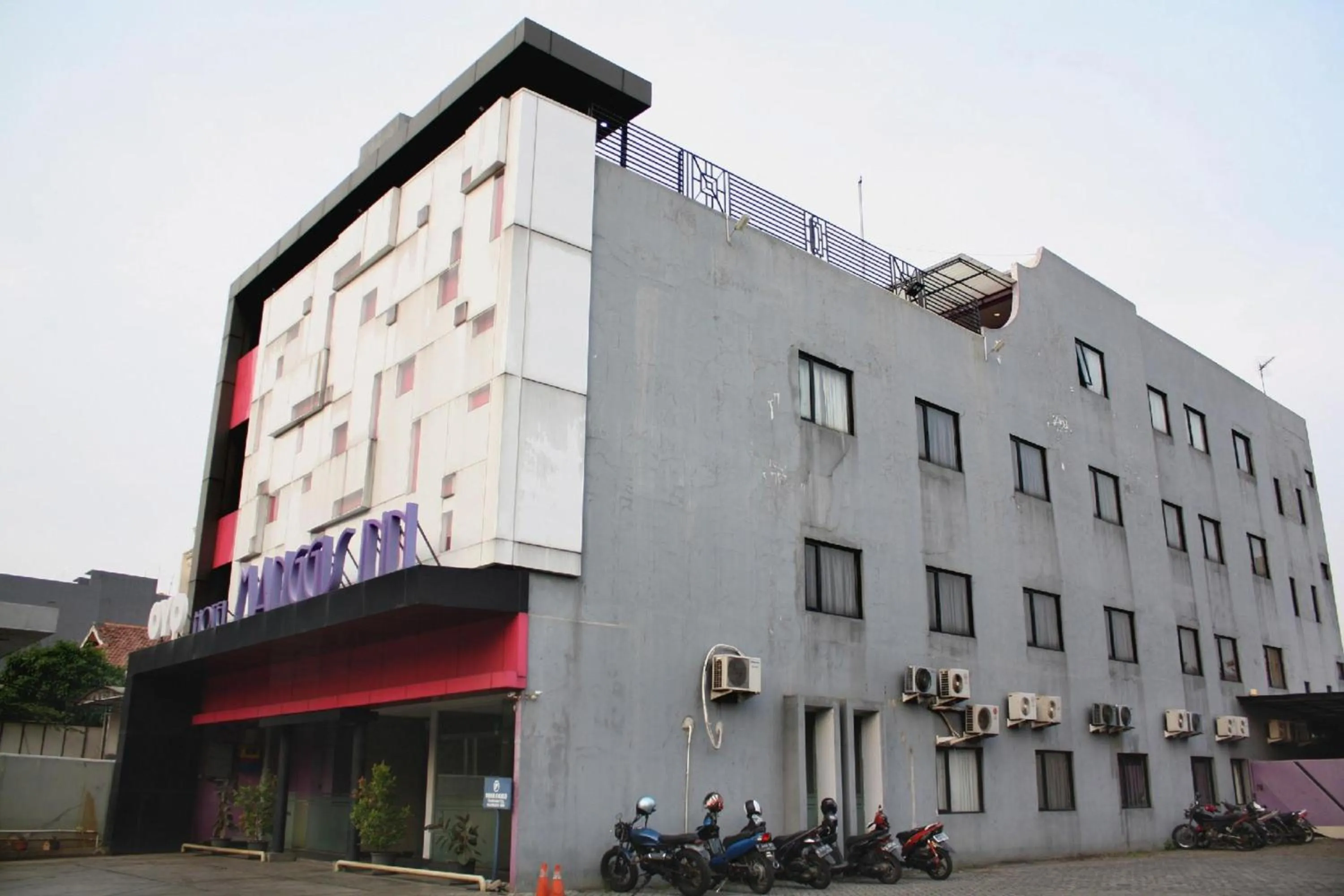 Property building in Collection O Manggis Inn