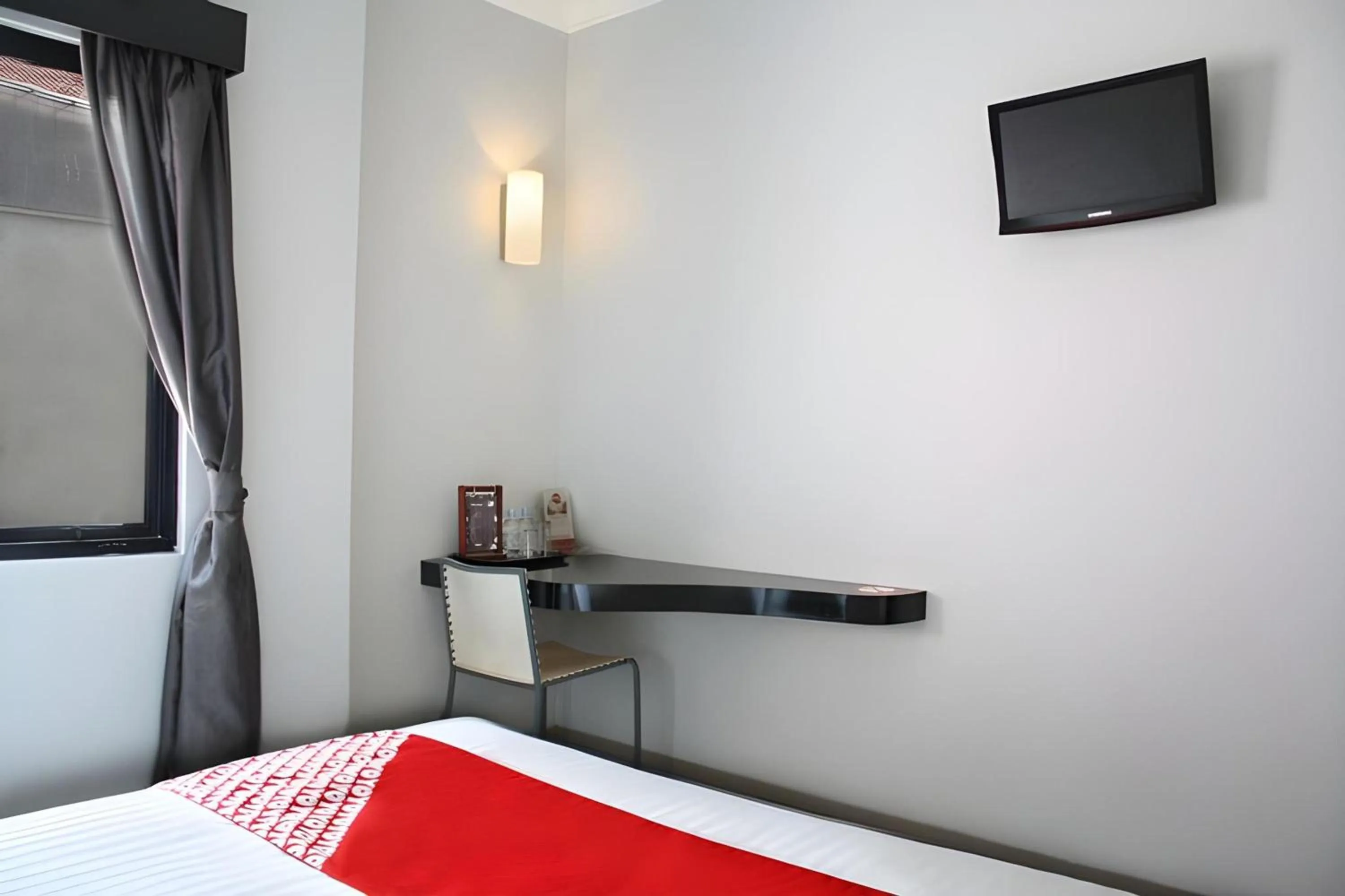 Communal lounge/ TV room in Collection O Manggis Inn