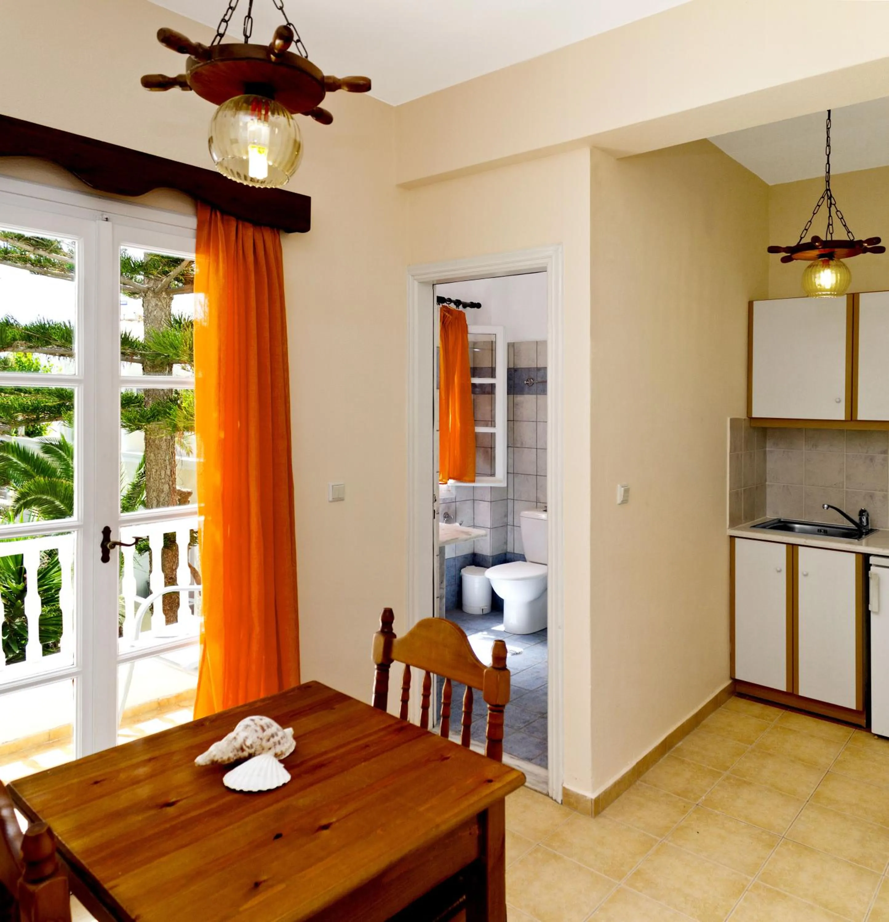 Dining area in Dolphins Apartments