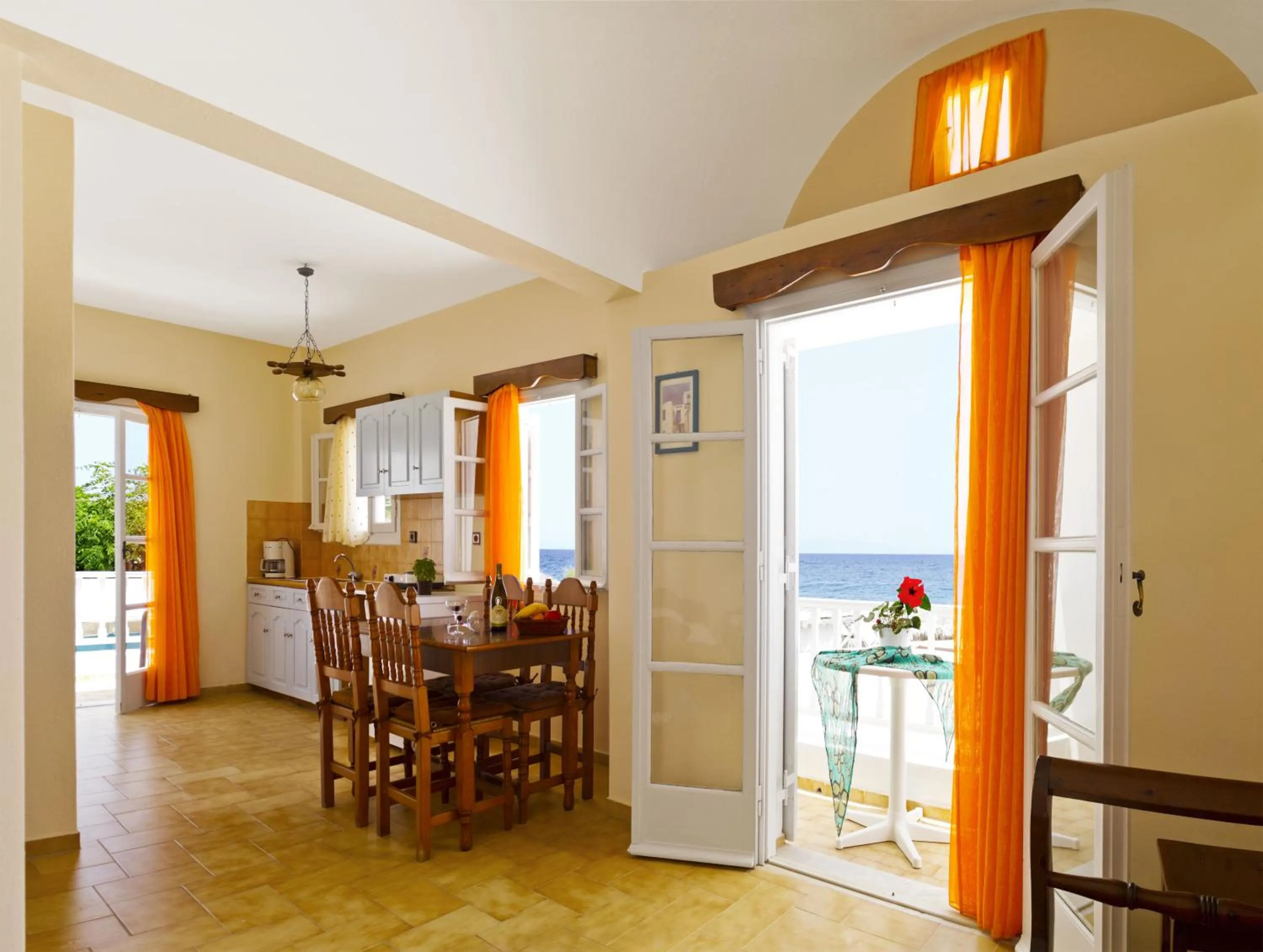 Dining area in Dolphins Apartments
