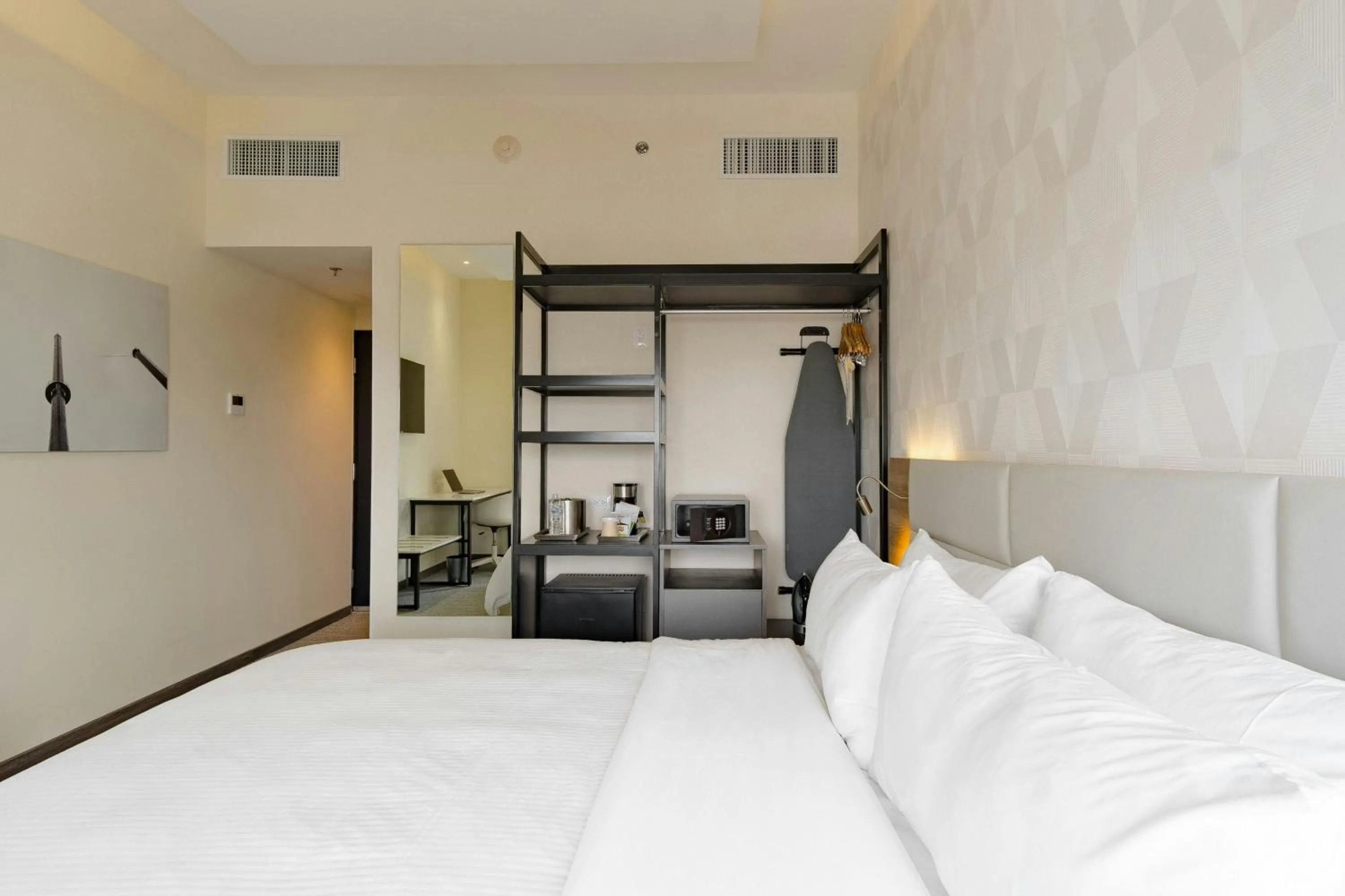 Photo of the whole room, Bed in SJ Grand Hotel