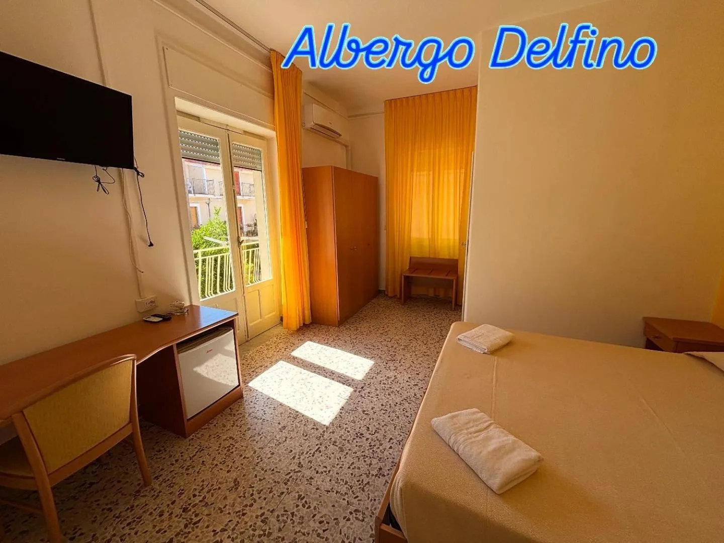 Photo of the whole room, Bed in Delfino