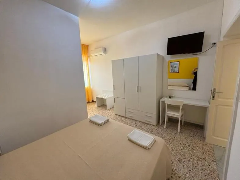 Photo of the whole room, Bed in Delfino