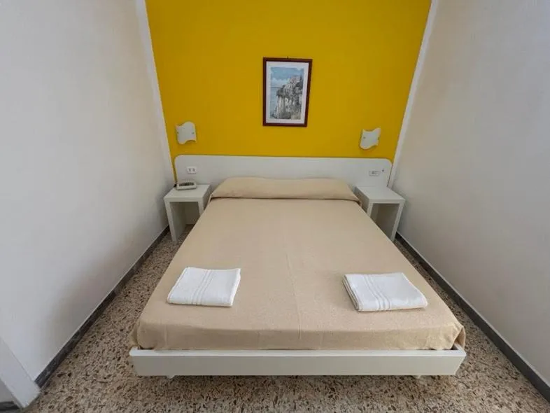 Photo of the whole room, Bed in Delfino