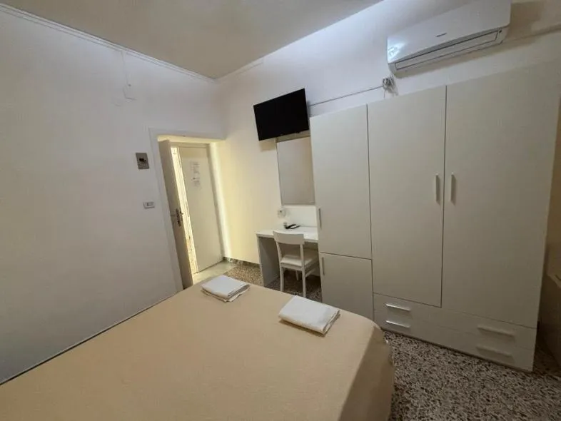 Photo of the whole room, Bed in Delfino