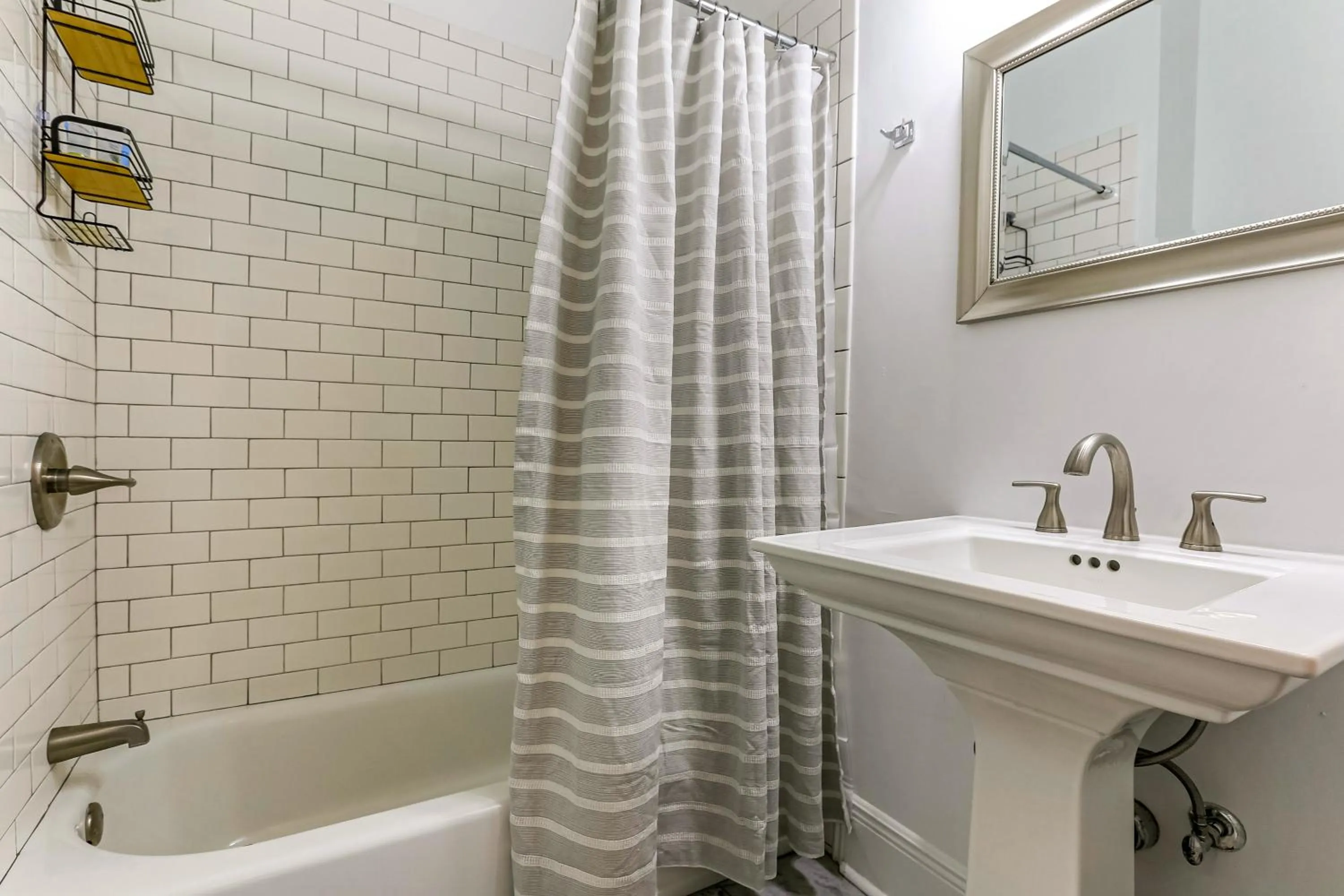 Bathroom in Private 2BR in Uptown by Hosteeva
