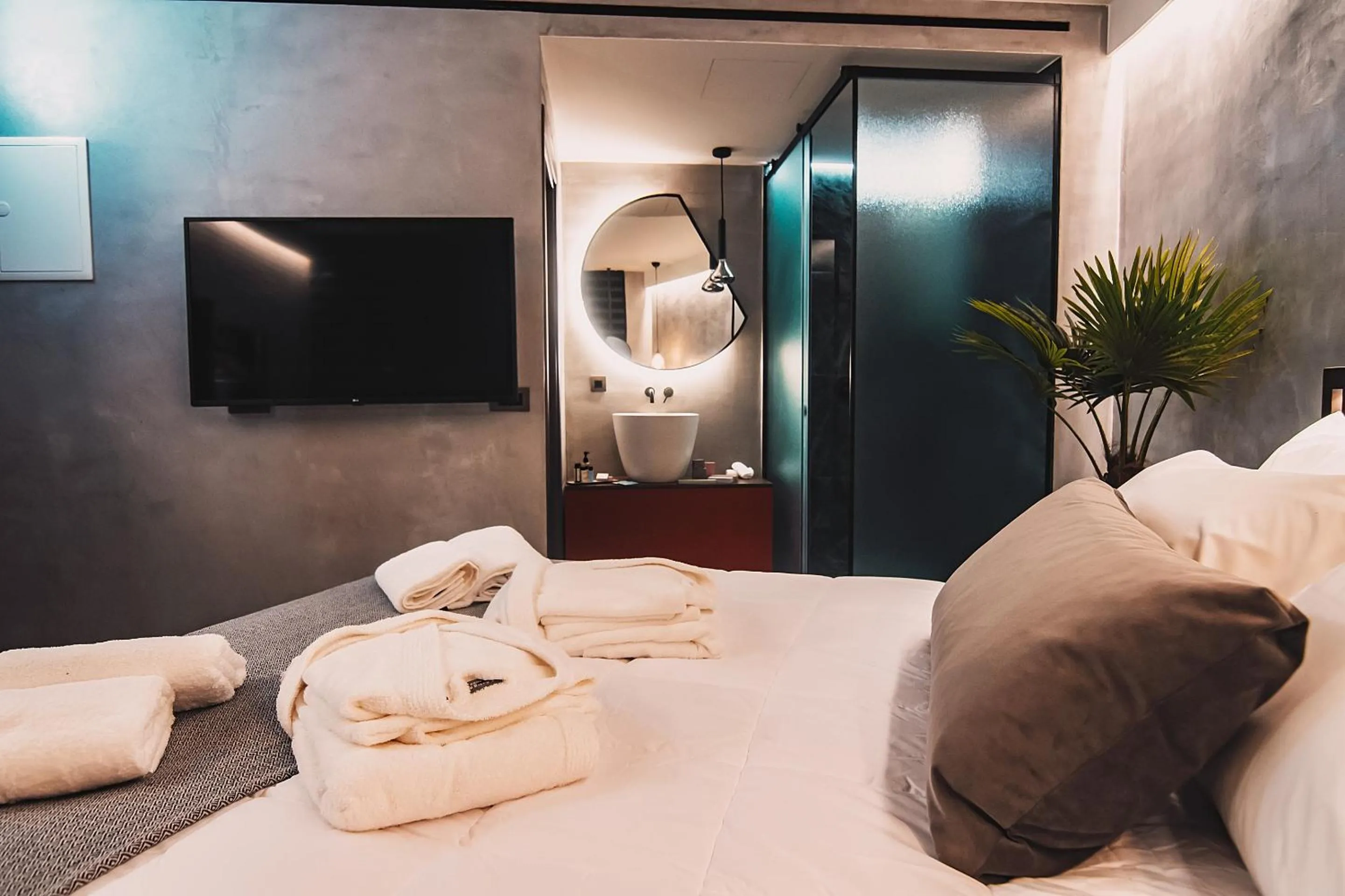 Bedroom, Bed in Project 3 Urban Chic Hotel