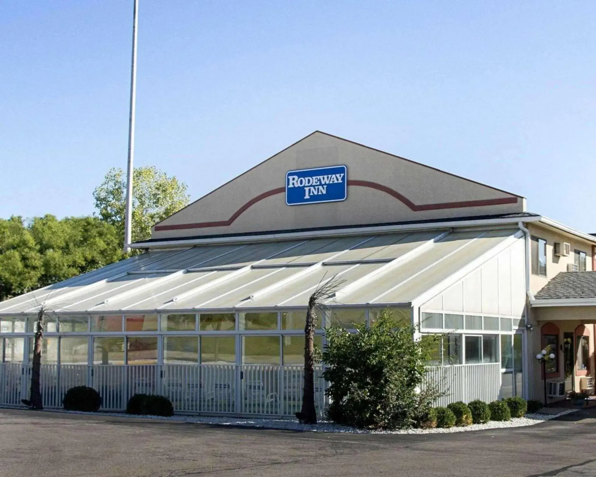 Property building in Rodeway Inn Florence - Cincinnati South Property building in Rodeway Inn Florence - Cincinnati South