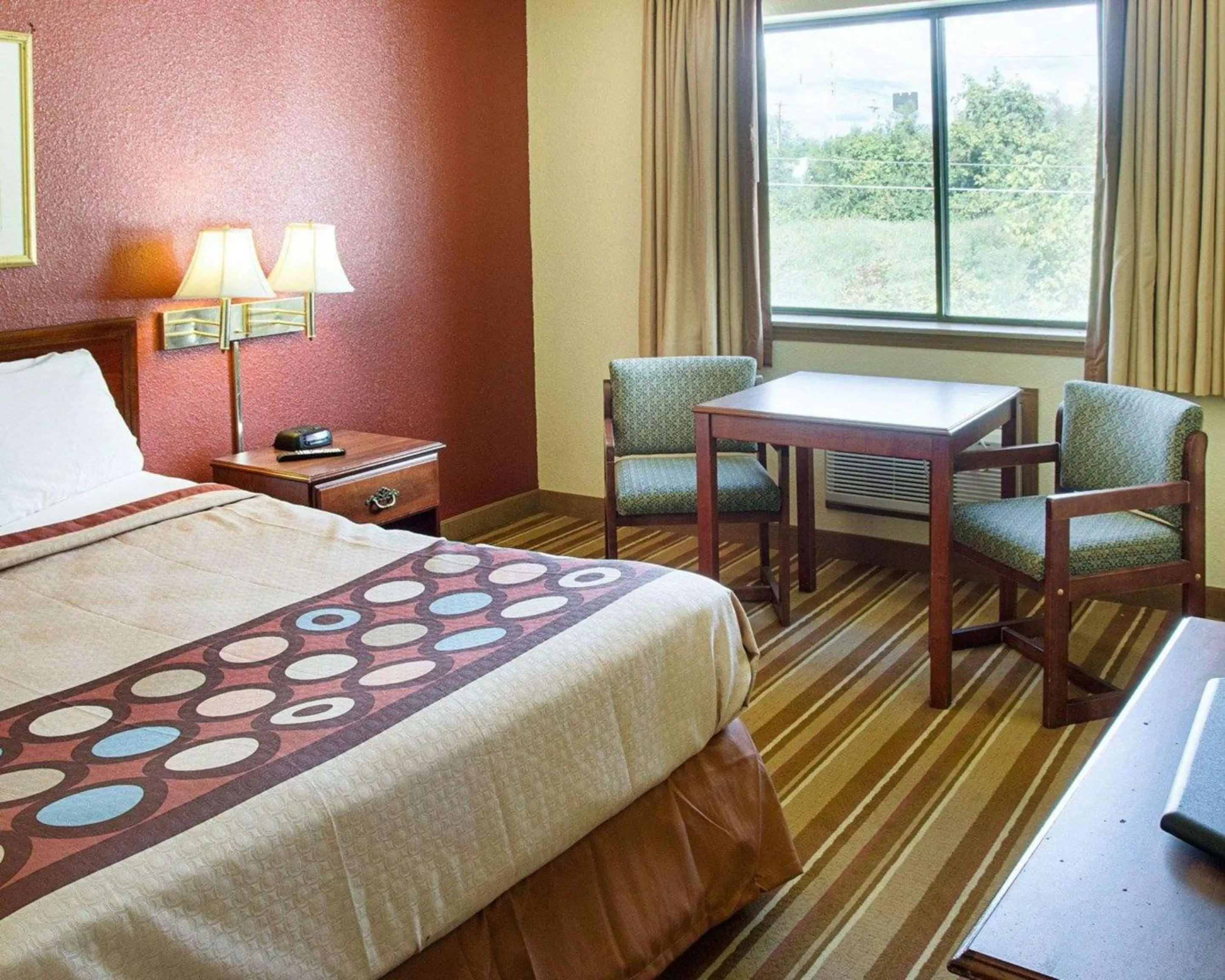 Photo of the whole room, Bed in Rodeway Inn Florence - Cincinnati South