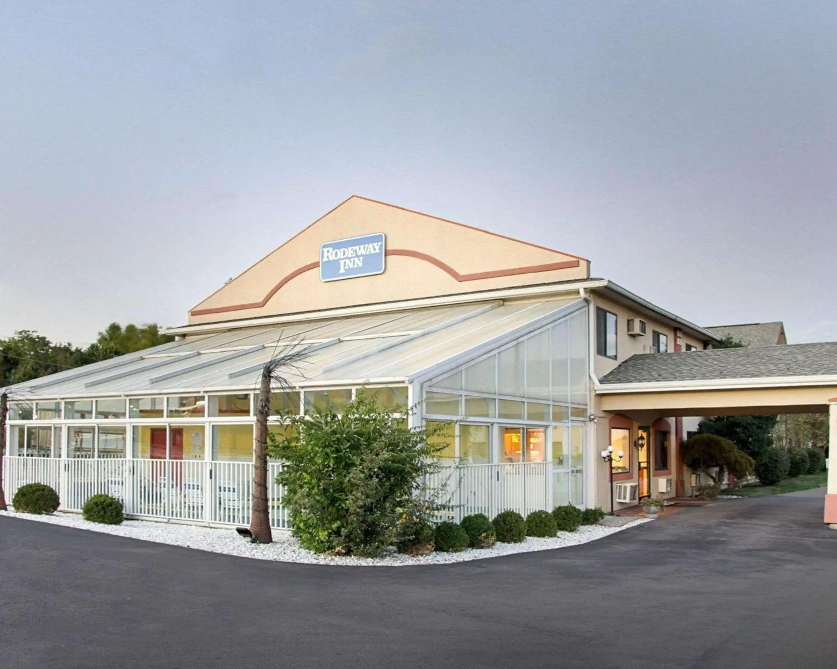 Property building in Rodeway Inn Florence - Cincinnati South Property building in Rodeway Inn Florence - Cincinnati South