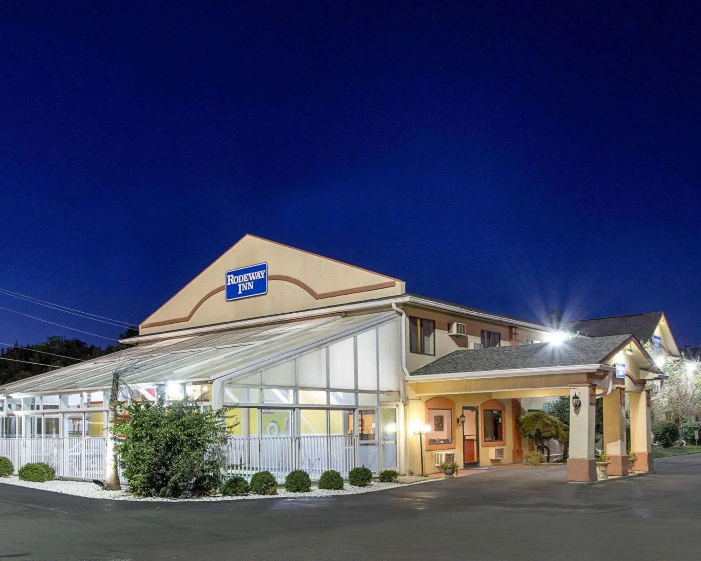 Property building in Rodeway Inn Florence - Cincinnati South Property building in Rodeway Inn Florence - Cincinnati South