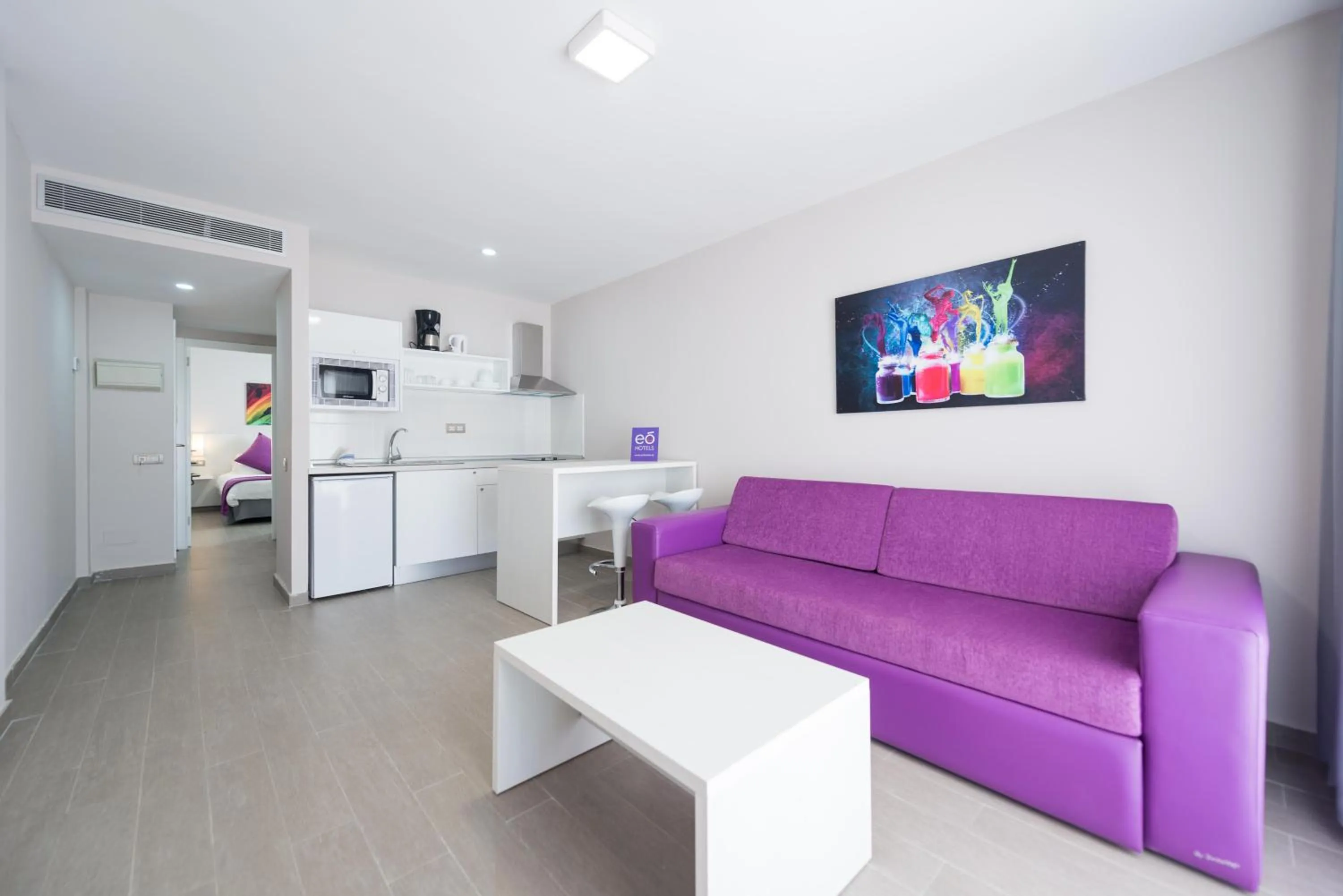 Photo of the whole room in eó Corona Cedral