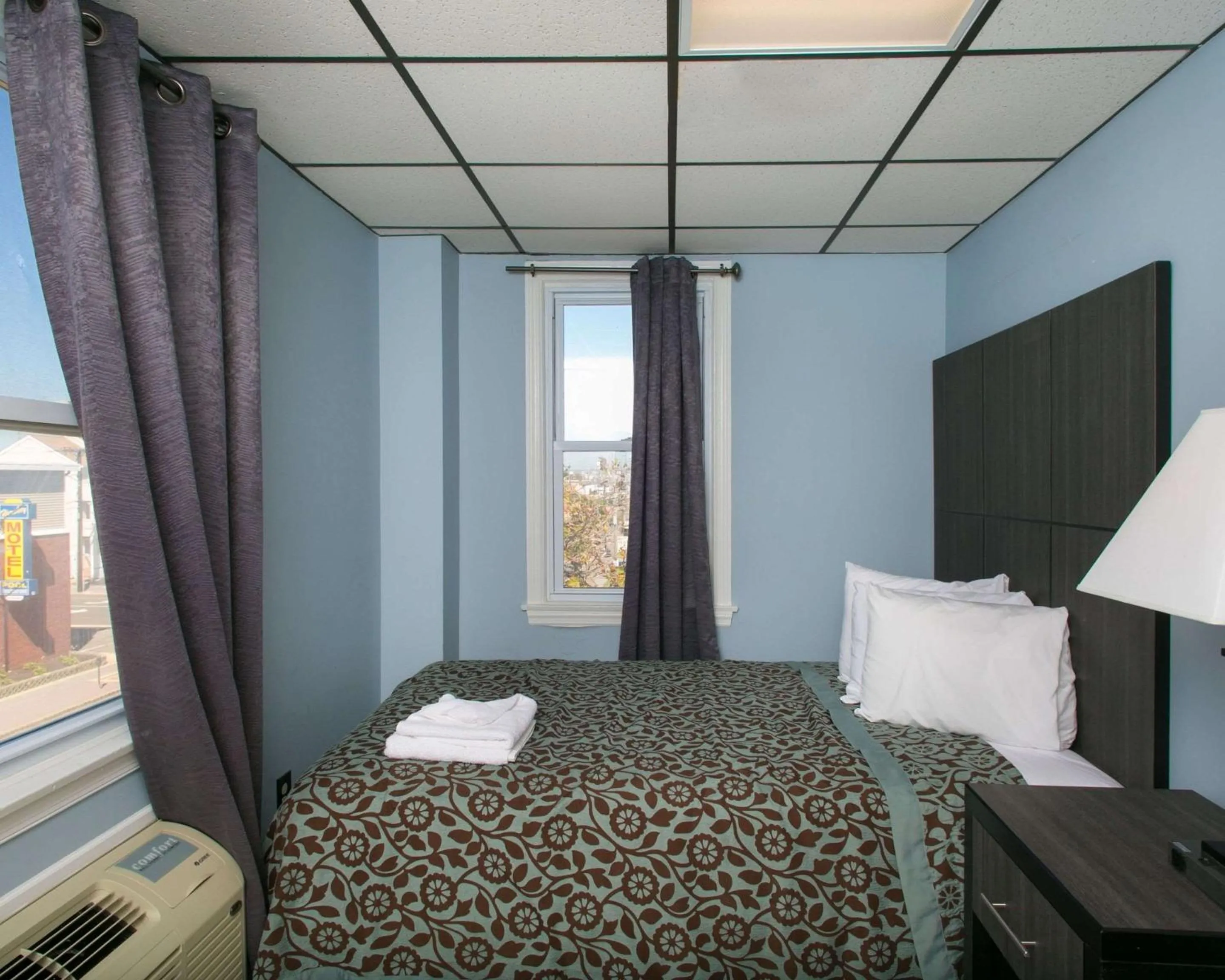 Photo of the whole room, Bed in Hammock Inn & Suites North Beach Hotel