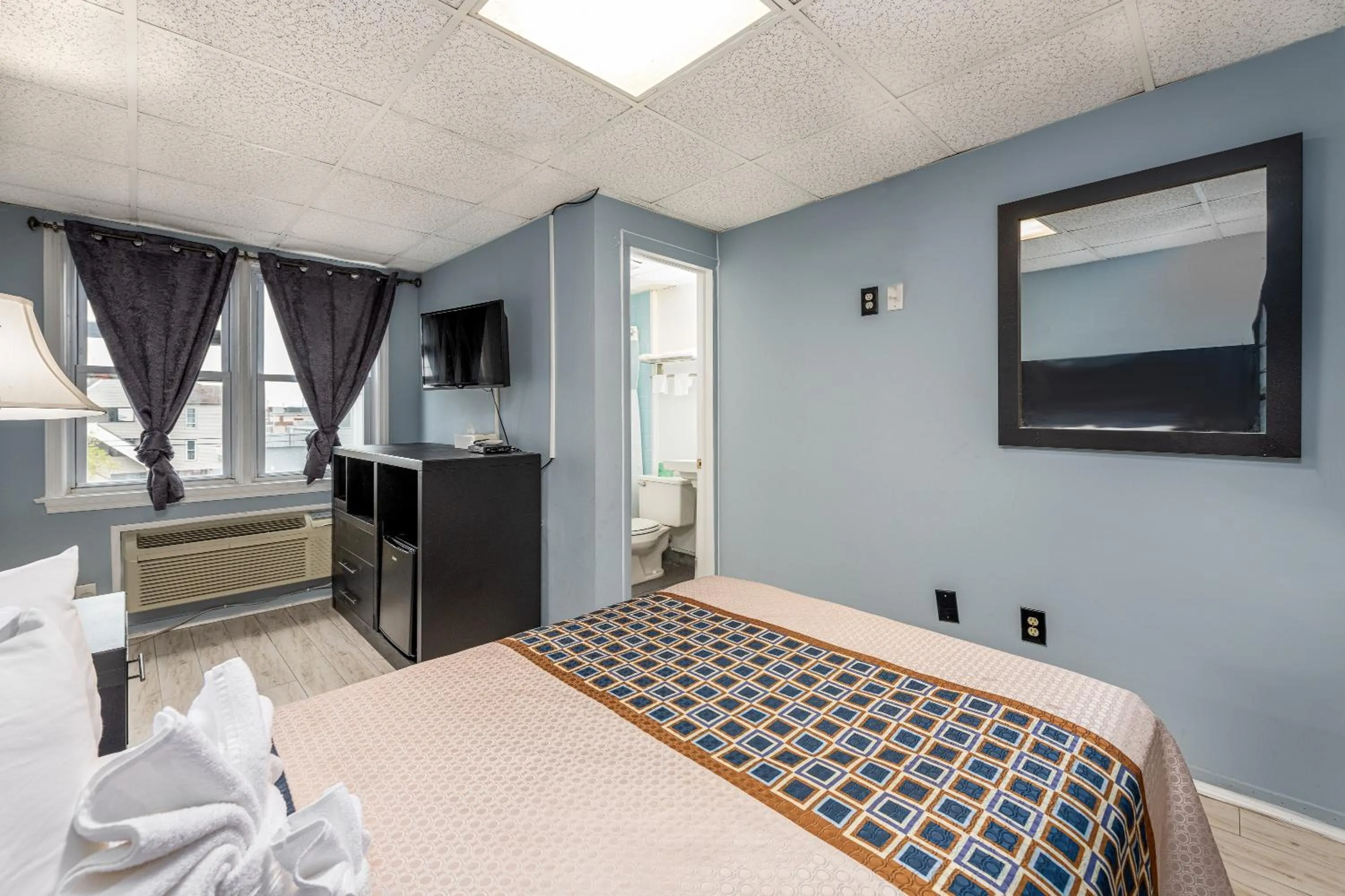 Bathroom, Bed in Hammock Inn & Suites North Beach Hotel