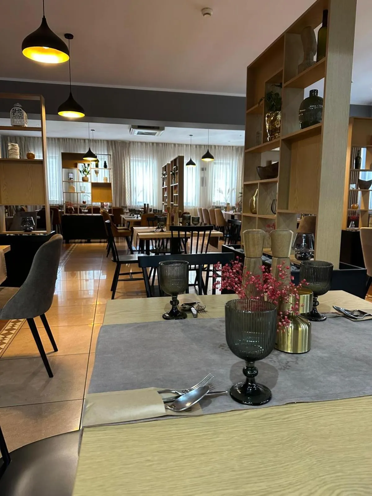 Restaurant/places to eat in Tailor Hotel Sport & Conference