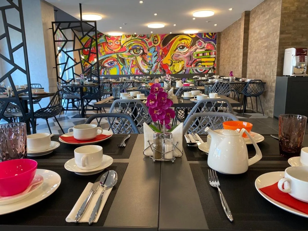 Restaurant/places to eat in Amarant Stay by CHM