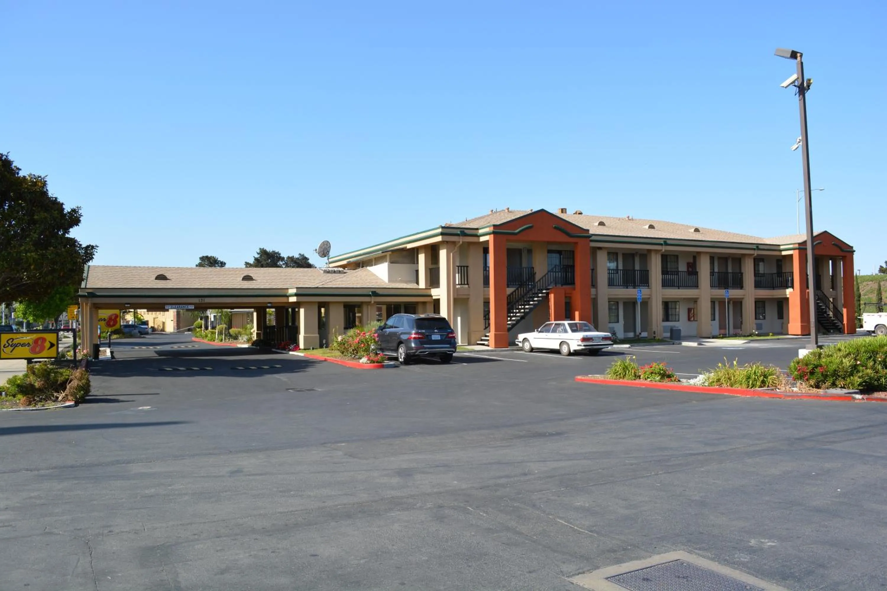 Facade/entrance in Super 8 by Wyndham Salinas