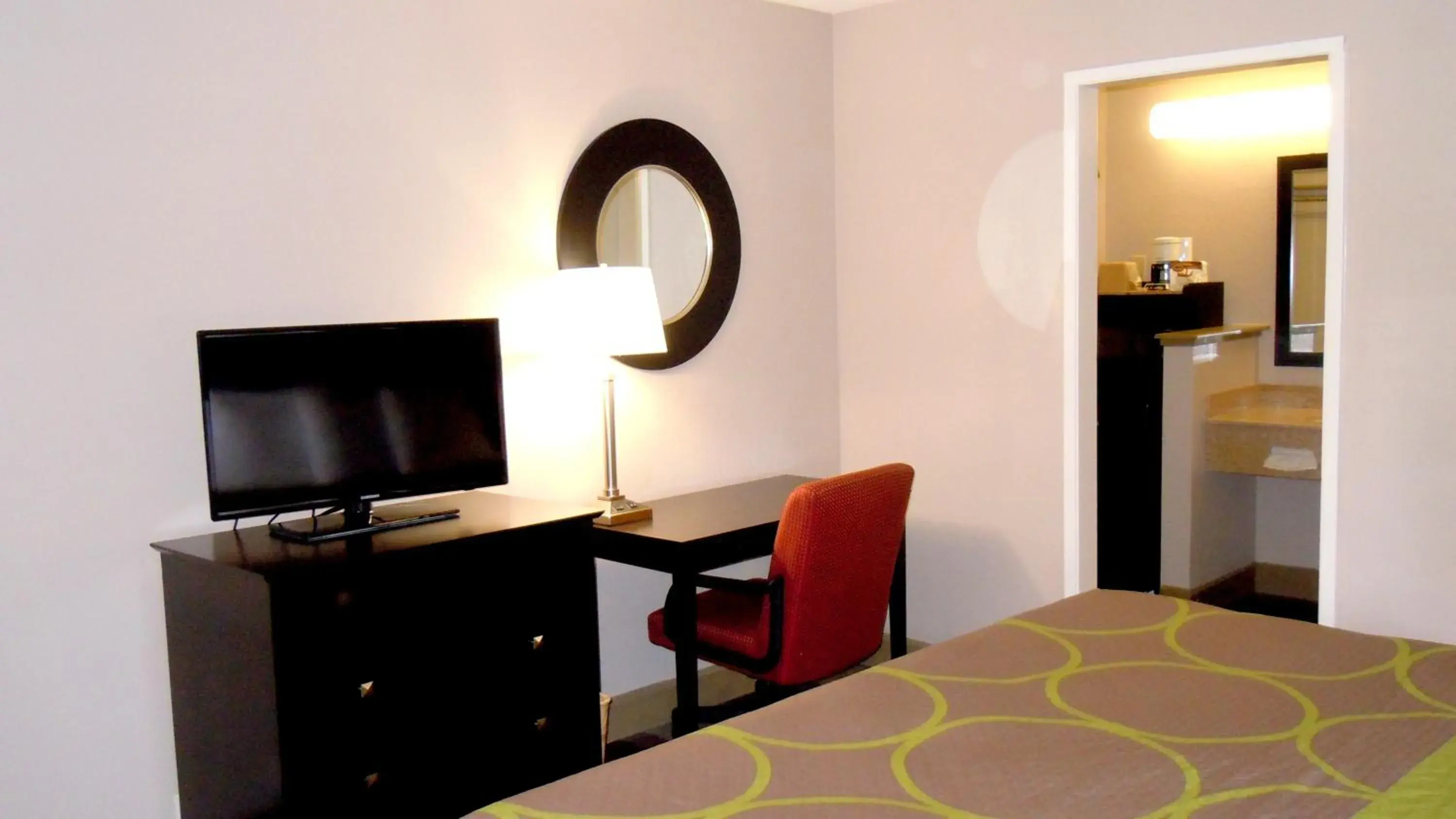 TV and multimedia, Bed in Super 8 by Wyndham Salinas TV and multimedia, Bed in Super 8 by Wyndham Salinas