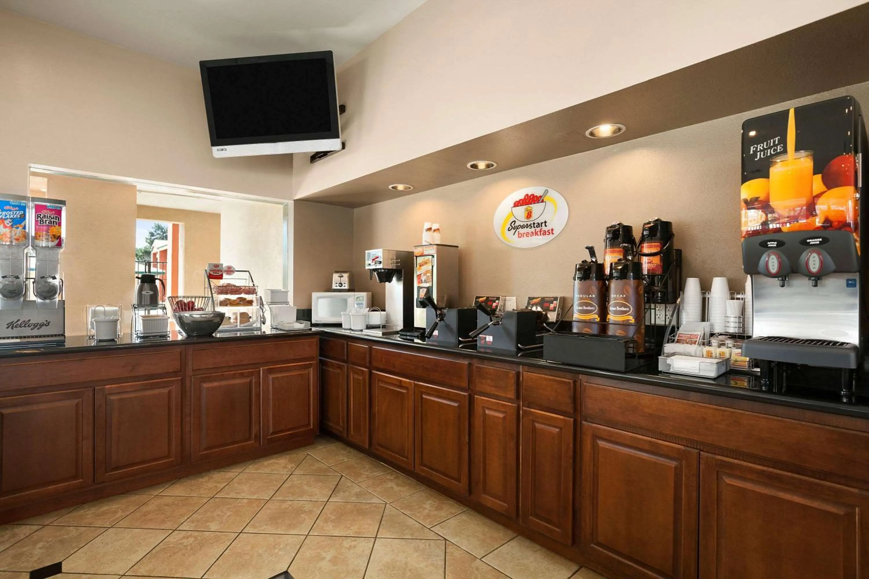 Restaurant/places to eat in Super 8 by Wyndham Salinas