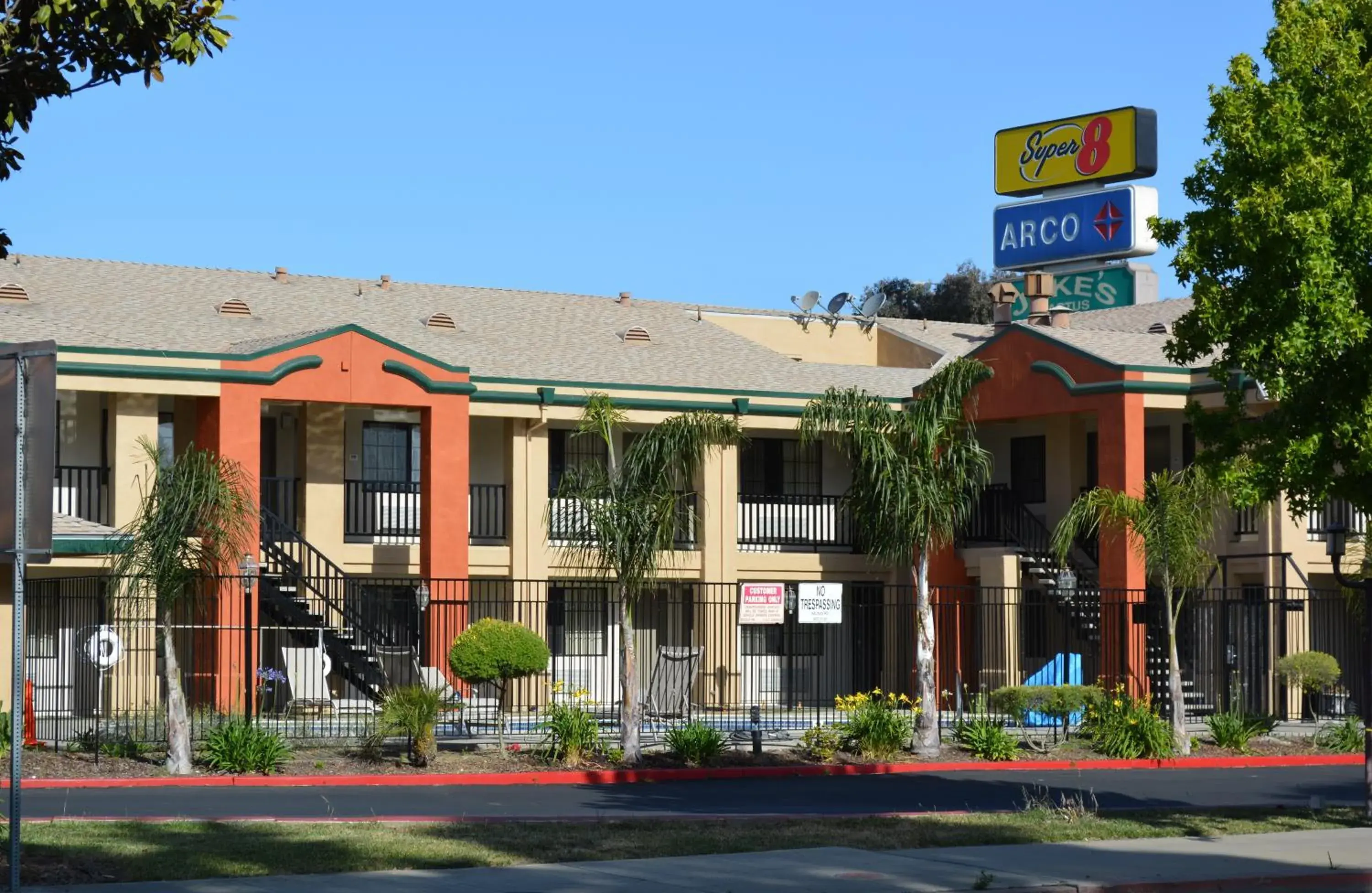 Facade/entrance in Super 8 by Wyndham Salinas Facade/entrance in Super 8 by Wyndham Salinas