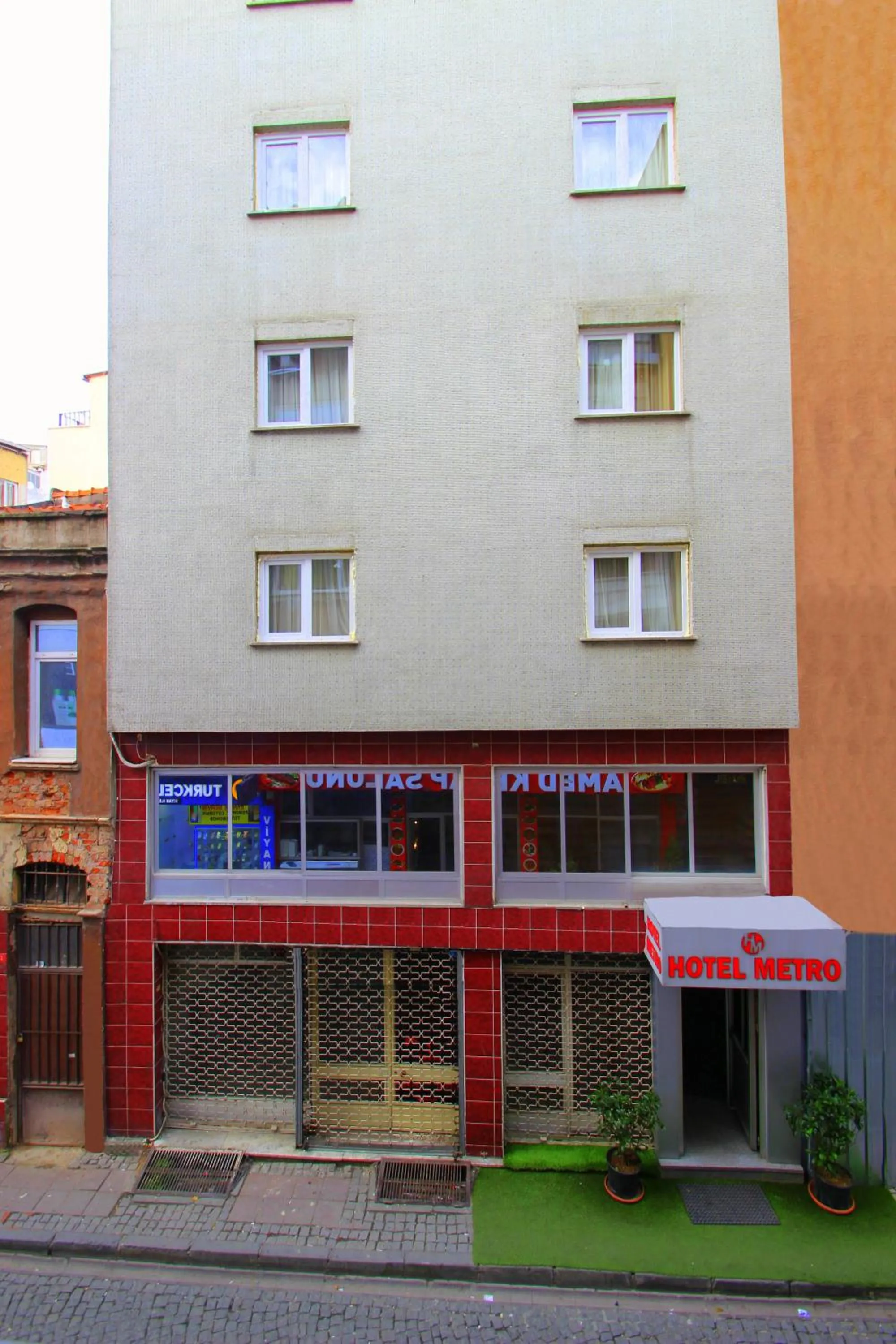 Facade/entrance in Istanbul Metro Hotel