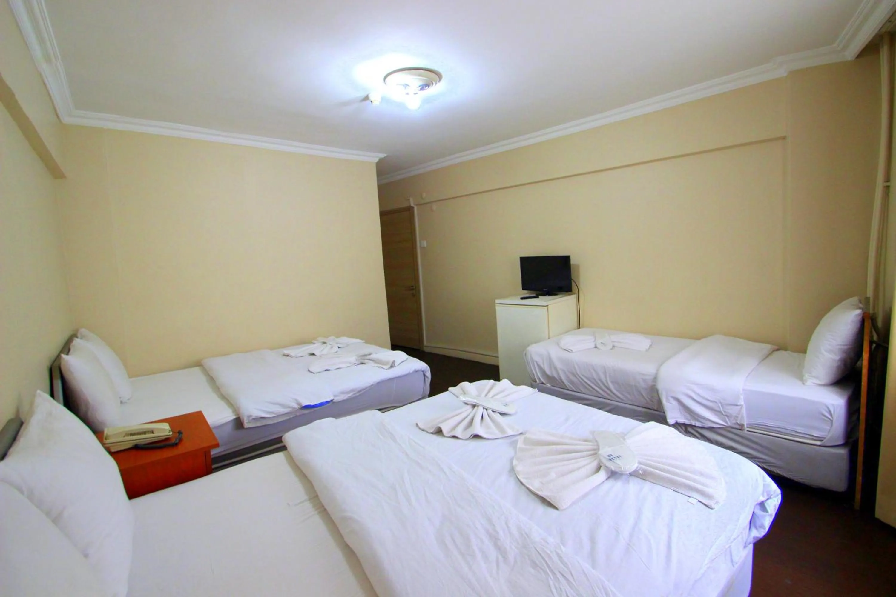 Photo of the whole room, Bed in Istanbul Metro Hotel