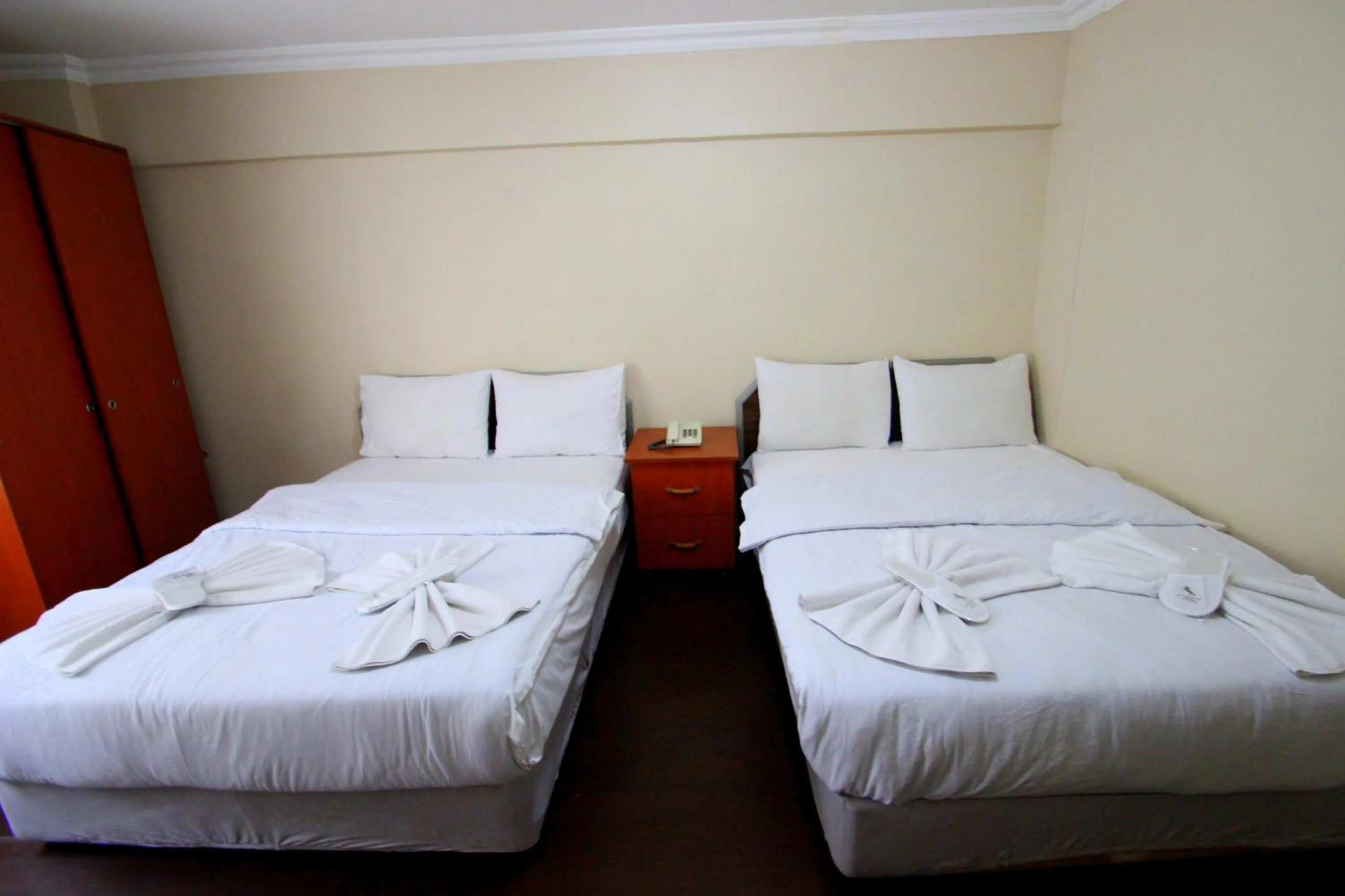 Photo of the whole room, Bed in Istanbul Metro Hotel