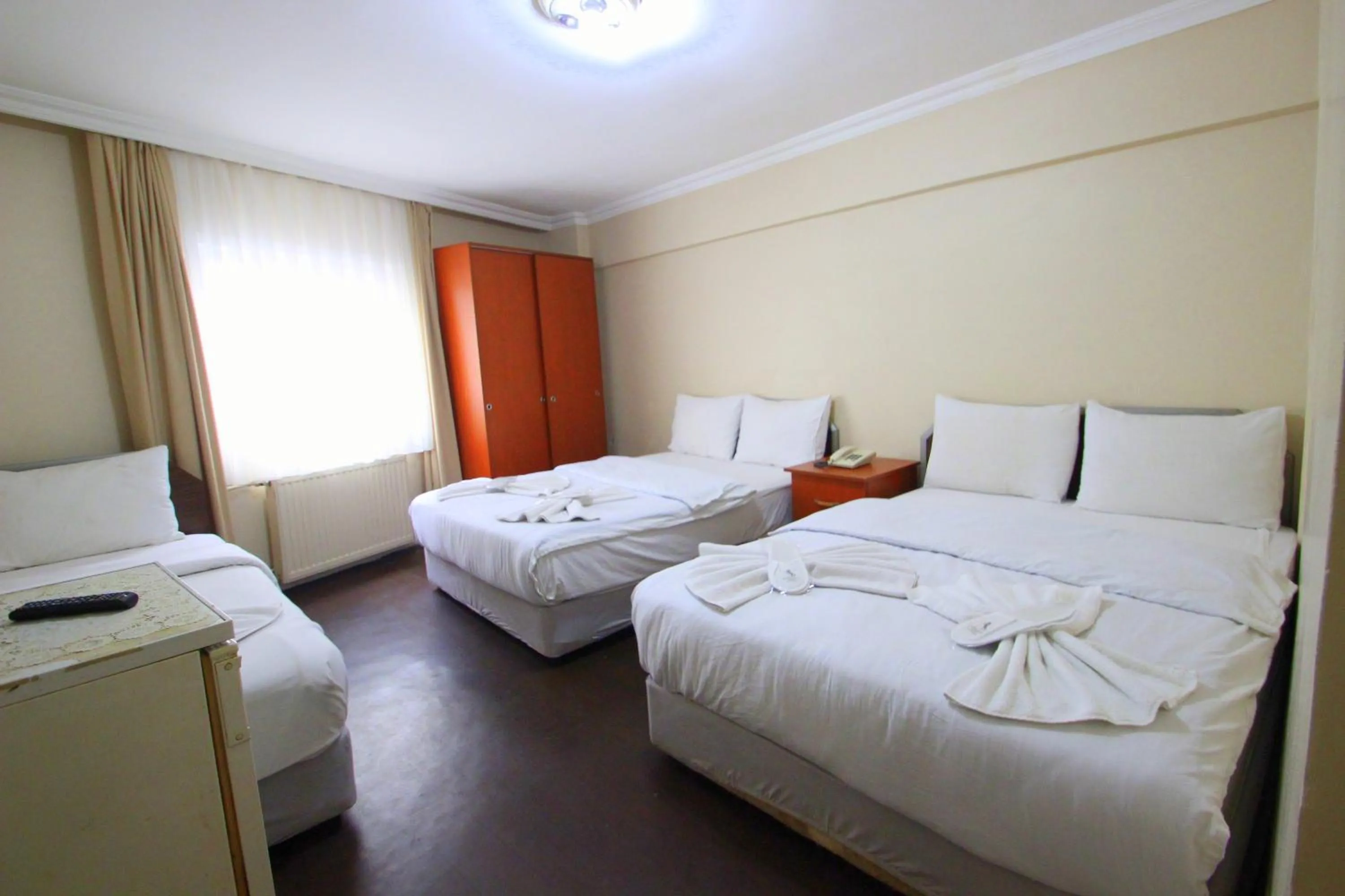 Photo of the whole room, Bed in Istanbul Metro Hotel