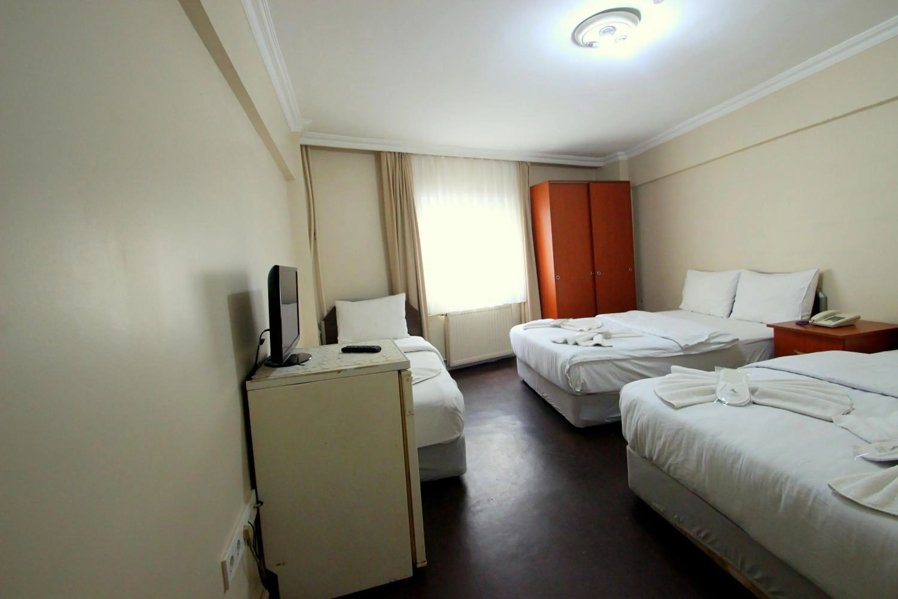 Photo of the whole room, Bed in Istanbul Metro Hotel