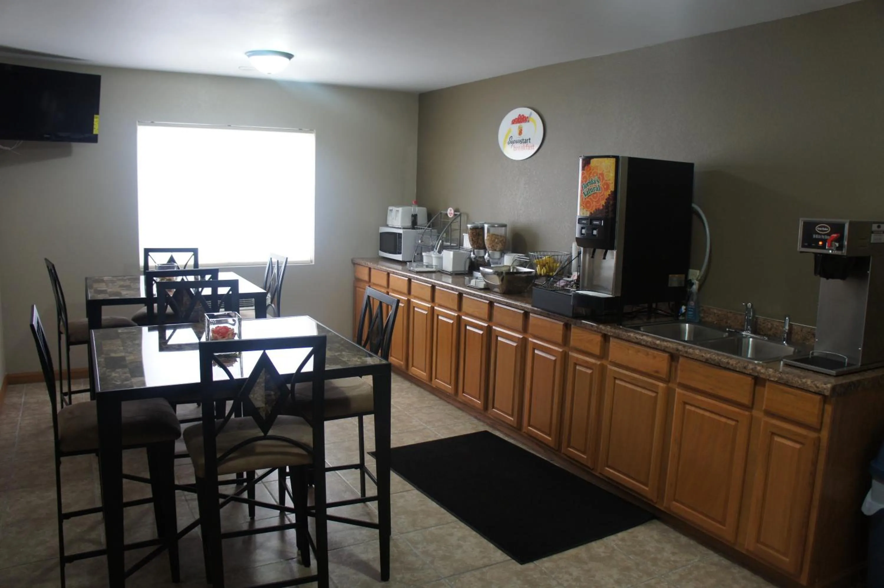 Restaurant/places to eat in Super 8 by Wyndham Fremont NE