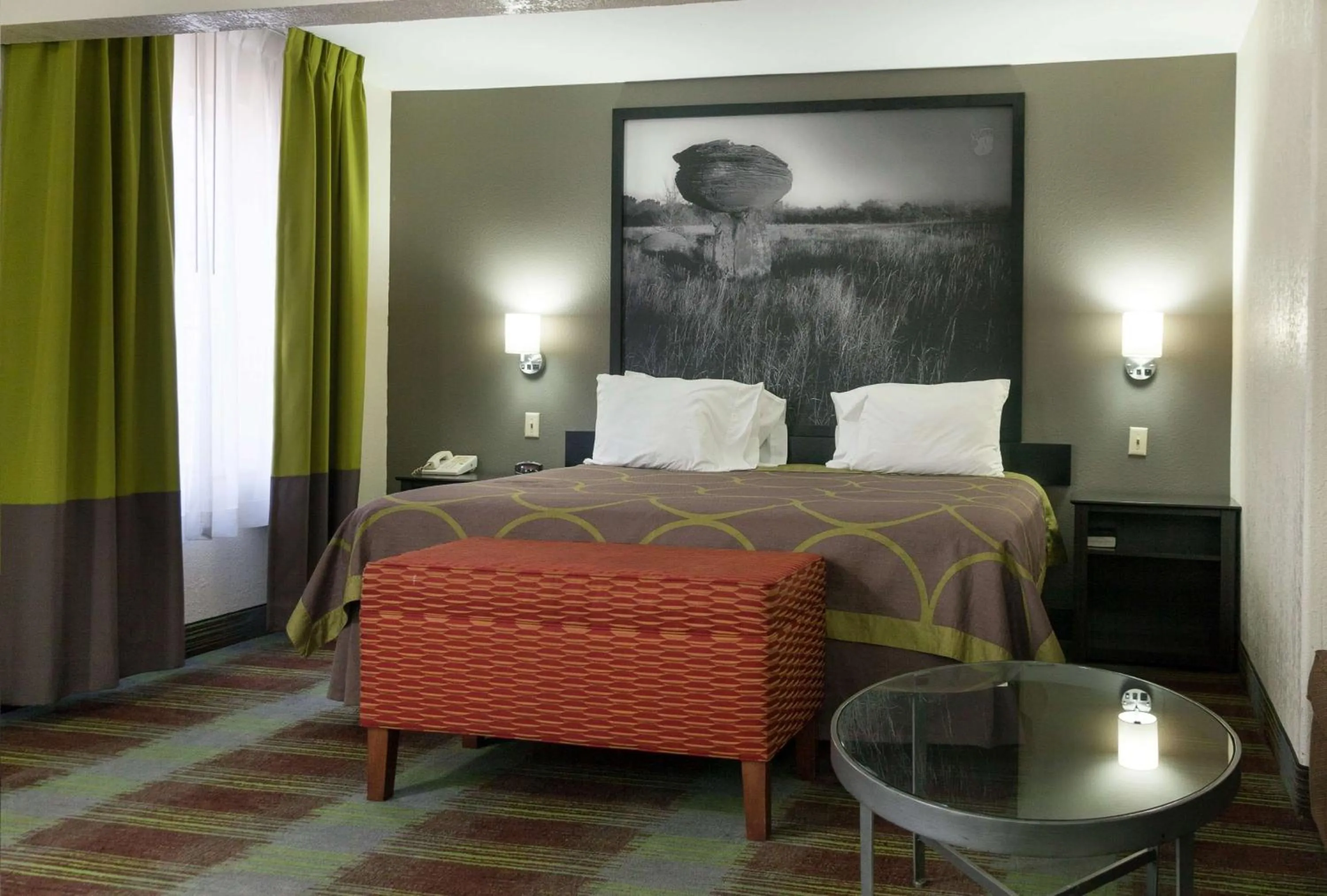 Photo of the whole room, Bed in Super 8 by Wyndham Arkansas City KS