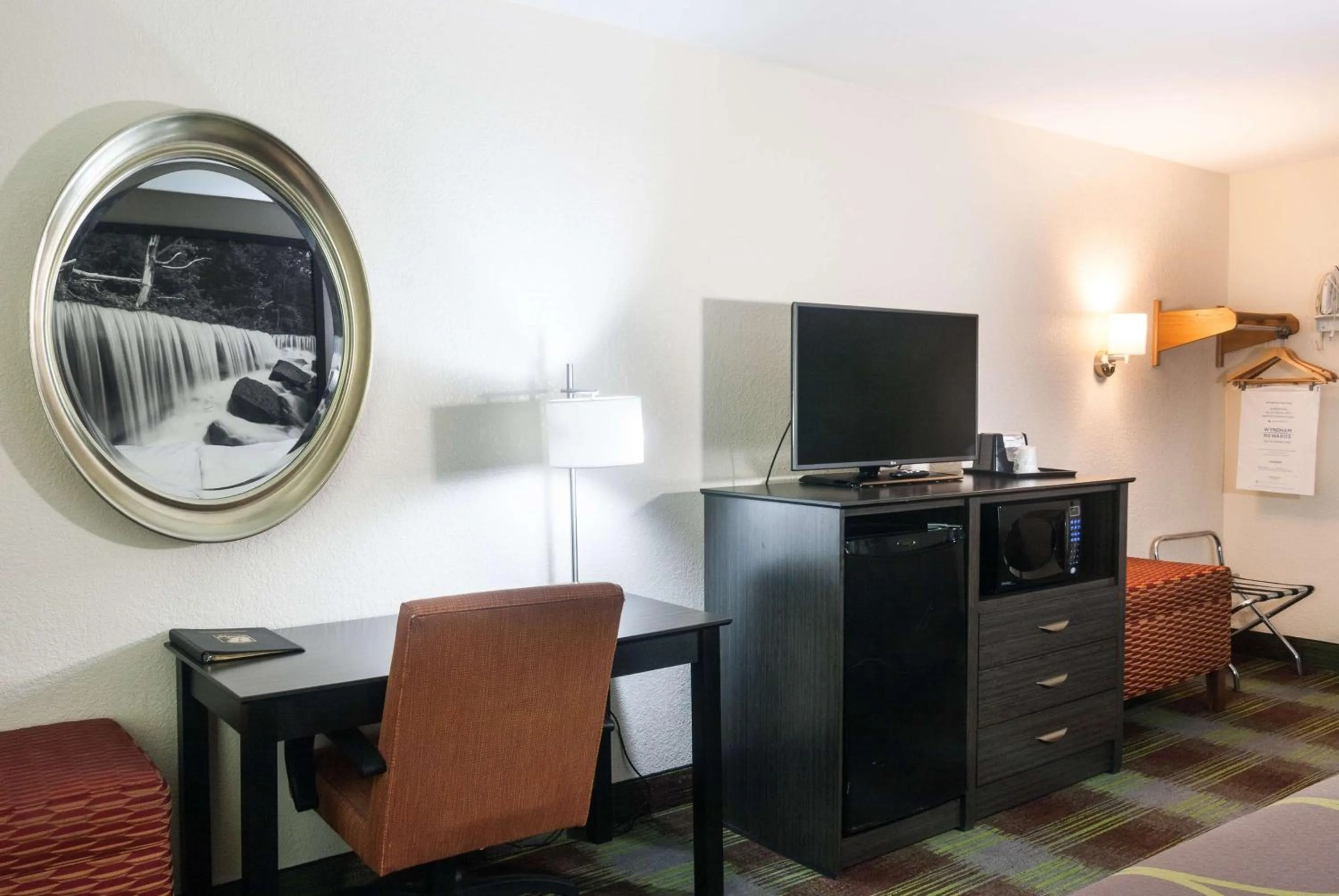 Photo of the whole room in Super 8 by Wyndham Arkansas City KS